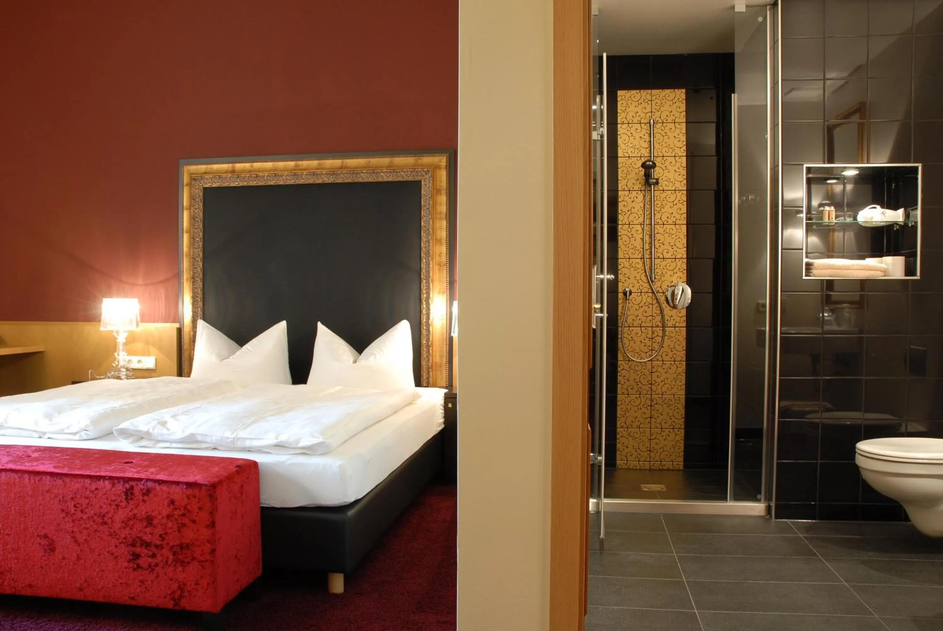 Bedroom, Bed in Klostergasthof Raitenhaslach