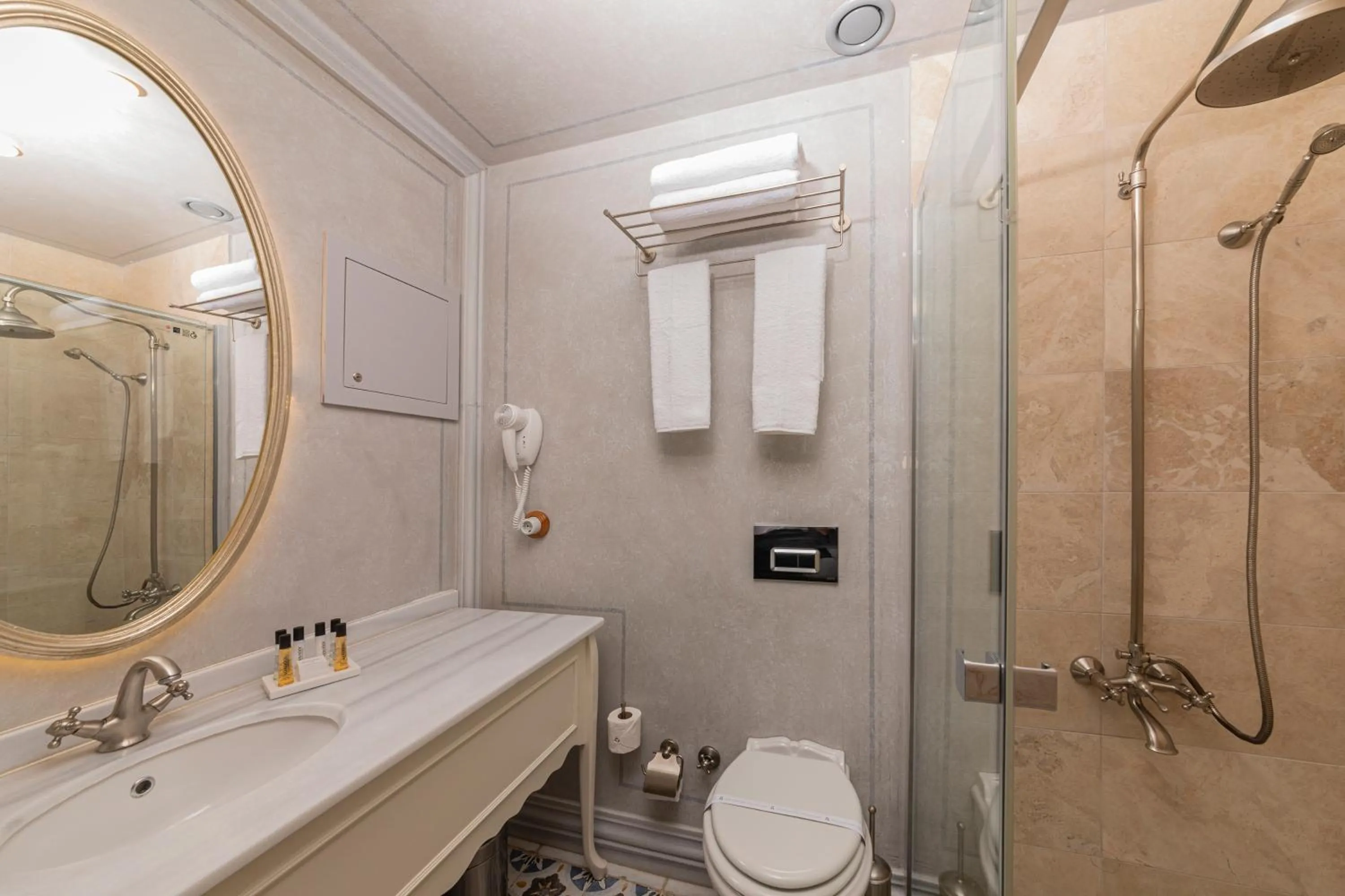 Bathroom in Meroddi Barnathan Hotel