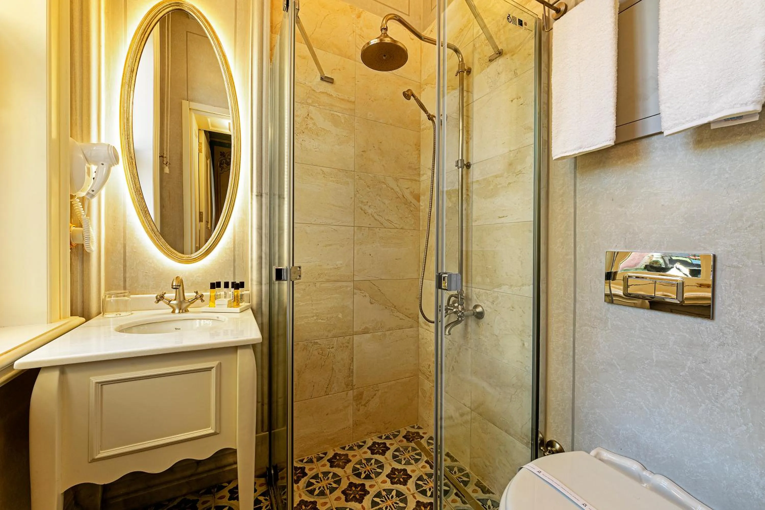 Toilet in Meroddi Barnathan Hotel