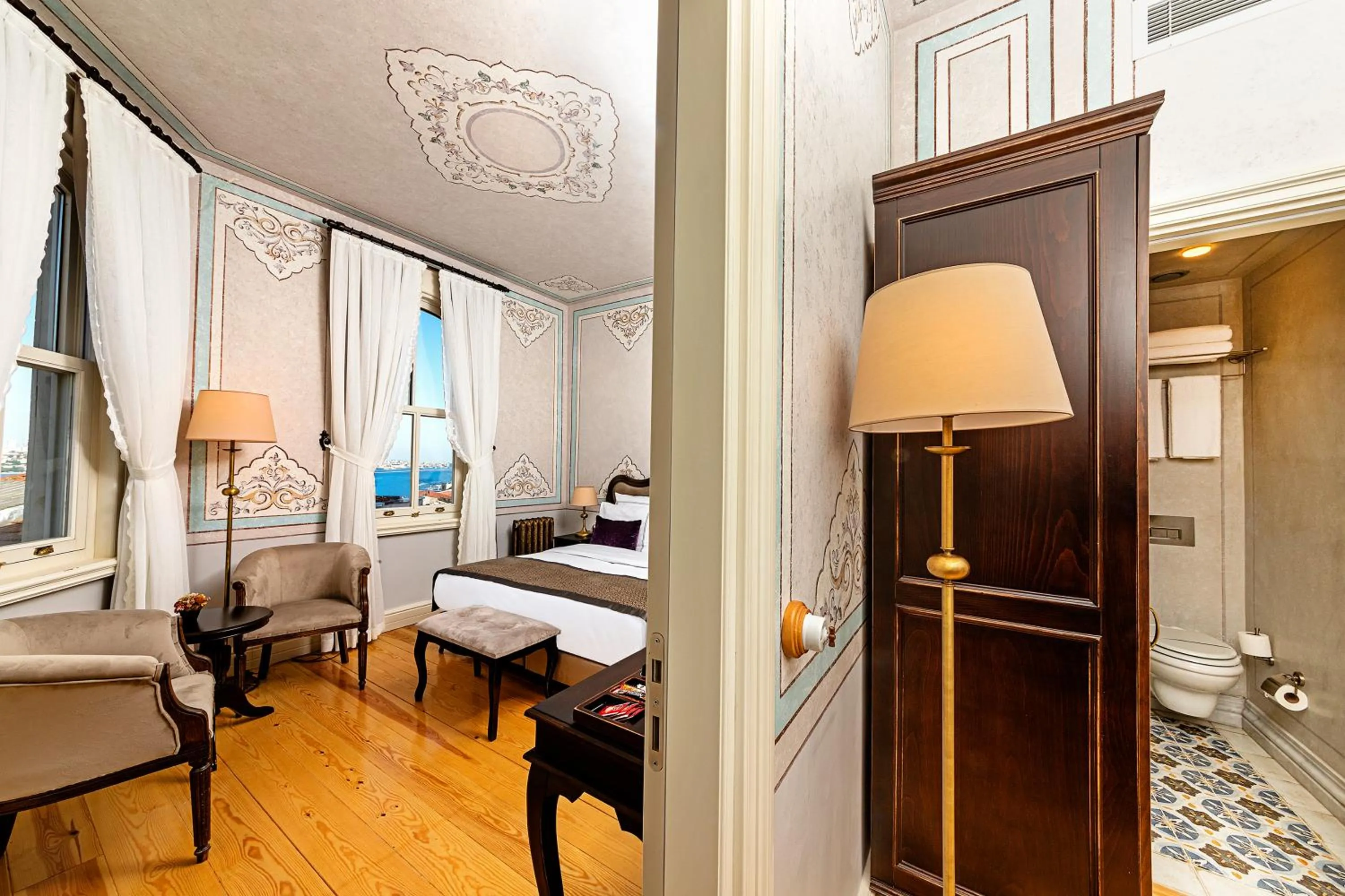 Seating area, Bed in Meroddi Barnathan Hotel