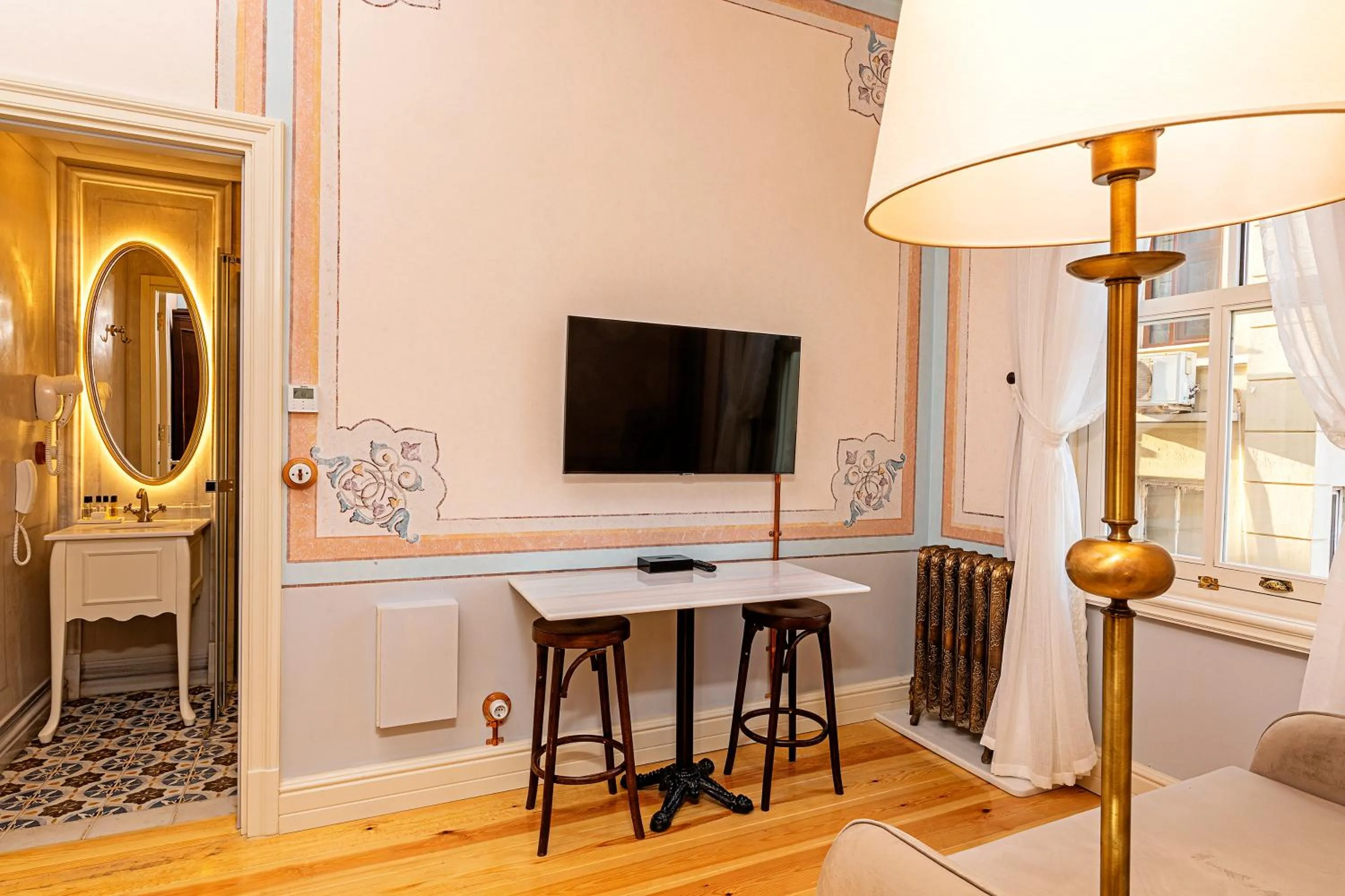 TV and multimedia in Meroddi Barnathan Hotel