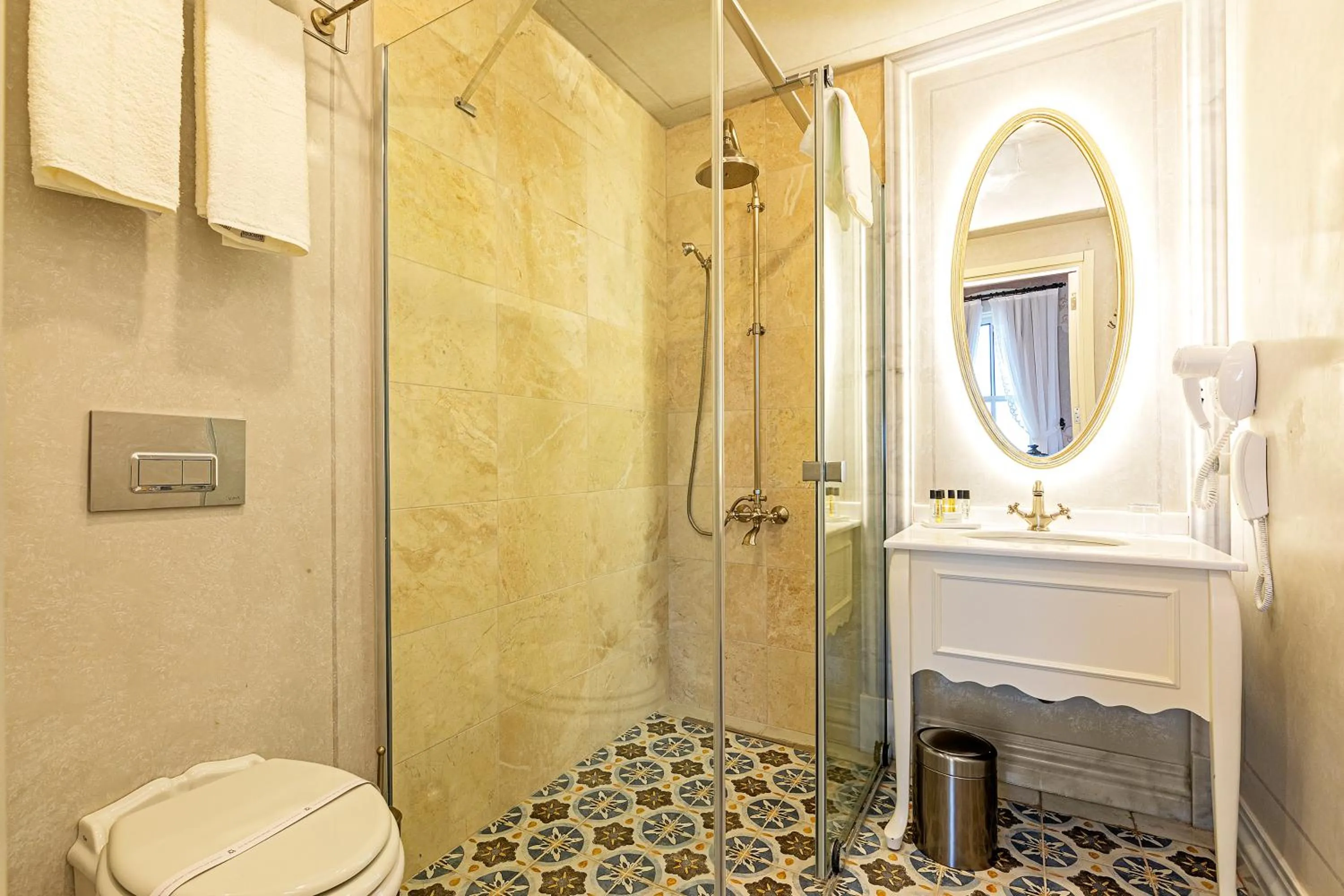 Toilet in Meroddi Barnathan Hotel