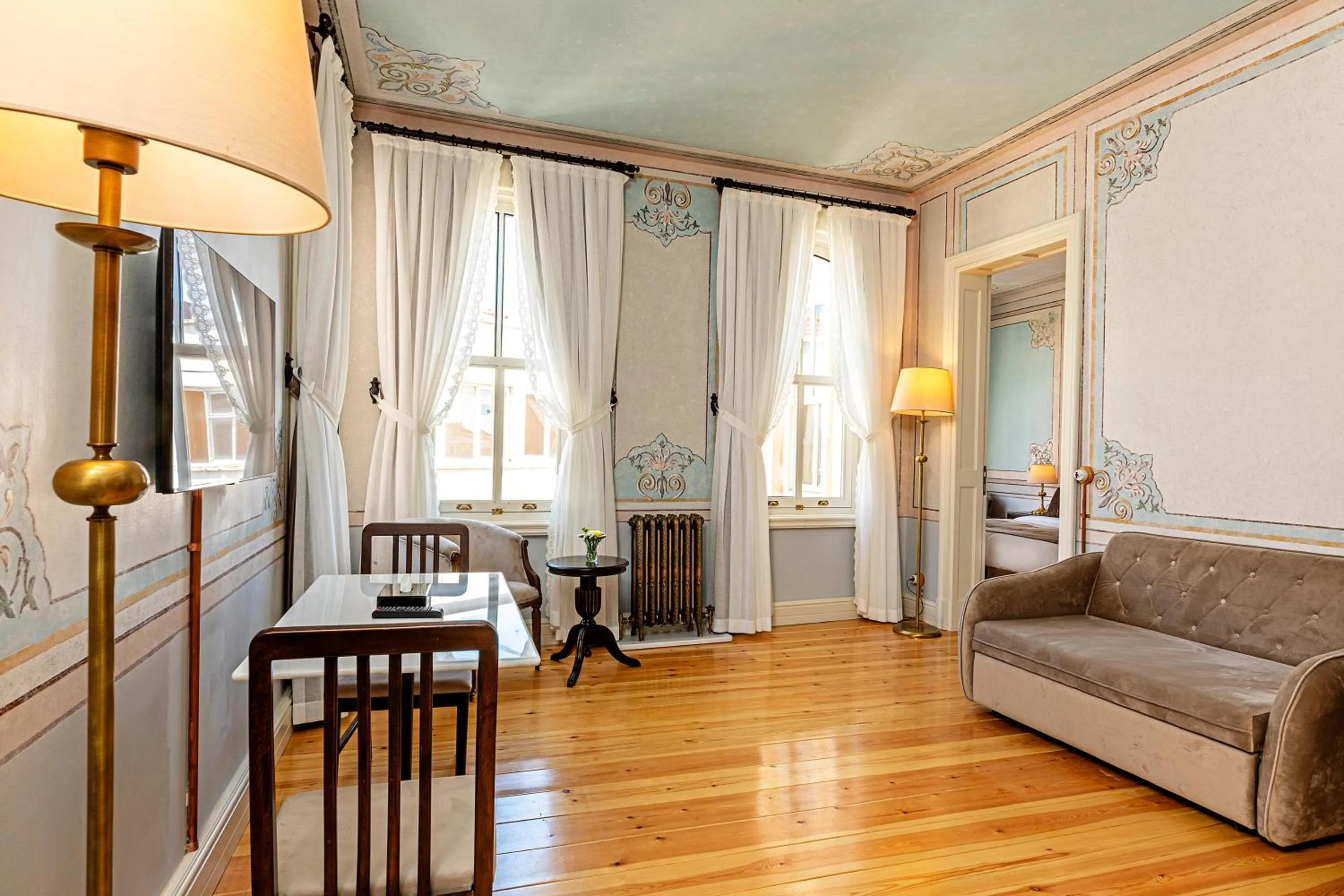 Living room, Bed in Meroddi Barnathan Hotel