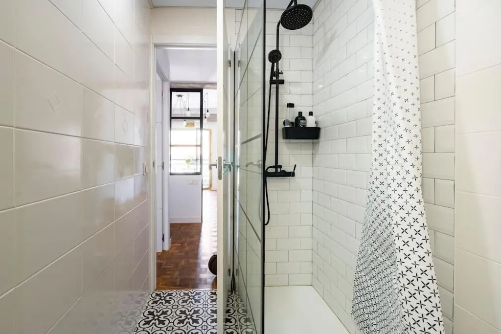 Bathroom in LifeHouse Cathedral * Free Parking* SuperiorWiFi*