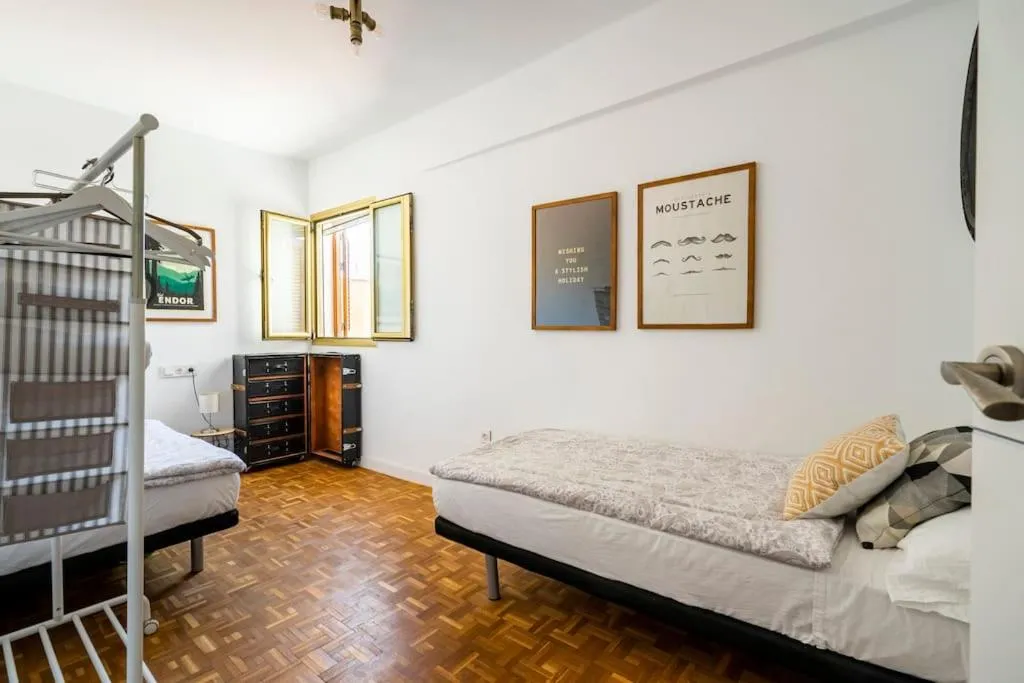 Photo of the whole room, Bed in LifeHouse Cathedral * Free Parking* SuperiorWiFi*