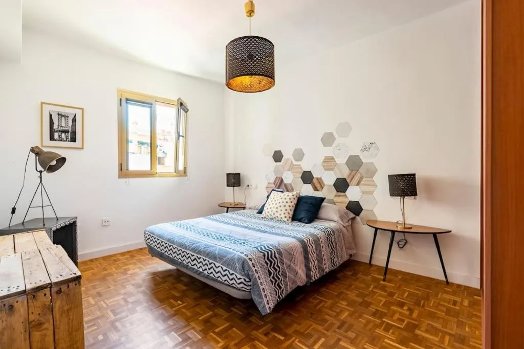 Photo of the whole room, Bed in LifeHouse Cathedral * Free Parking* SuperiorWiFi*