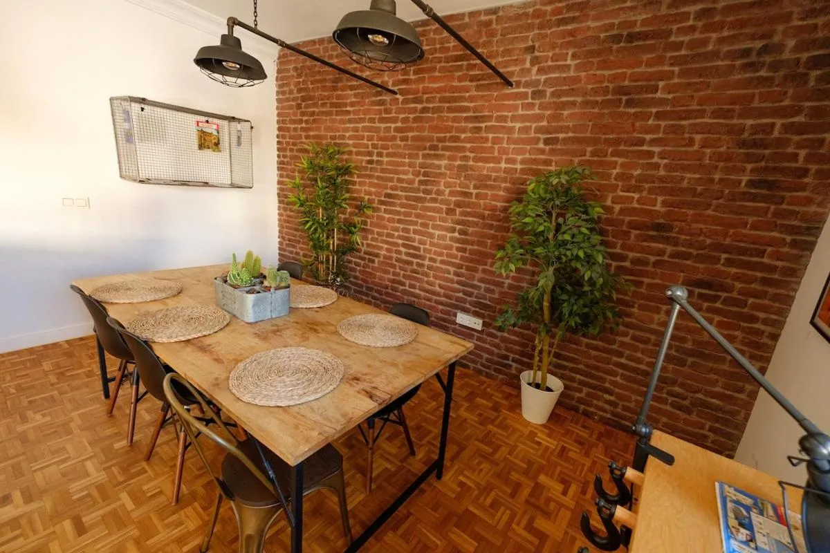 Dining area in LifeHouse Cathedral * Free Parking* SuperiorWiFi*