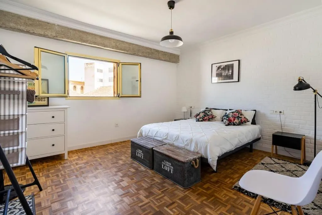 Photo of the whole room, Bed in LifeHouse Cathedral * Free Parking* SuperiorWiFi*