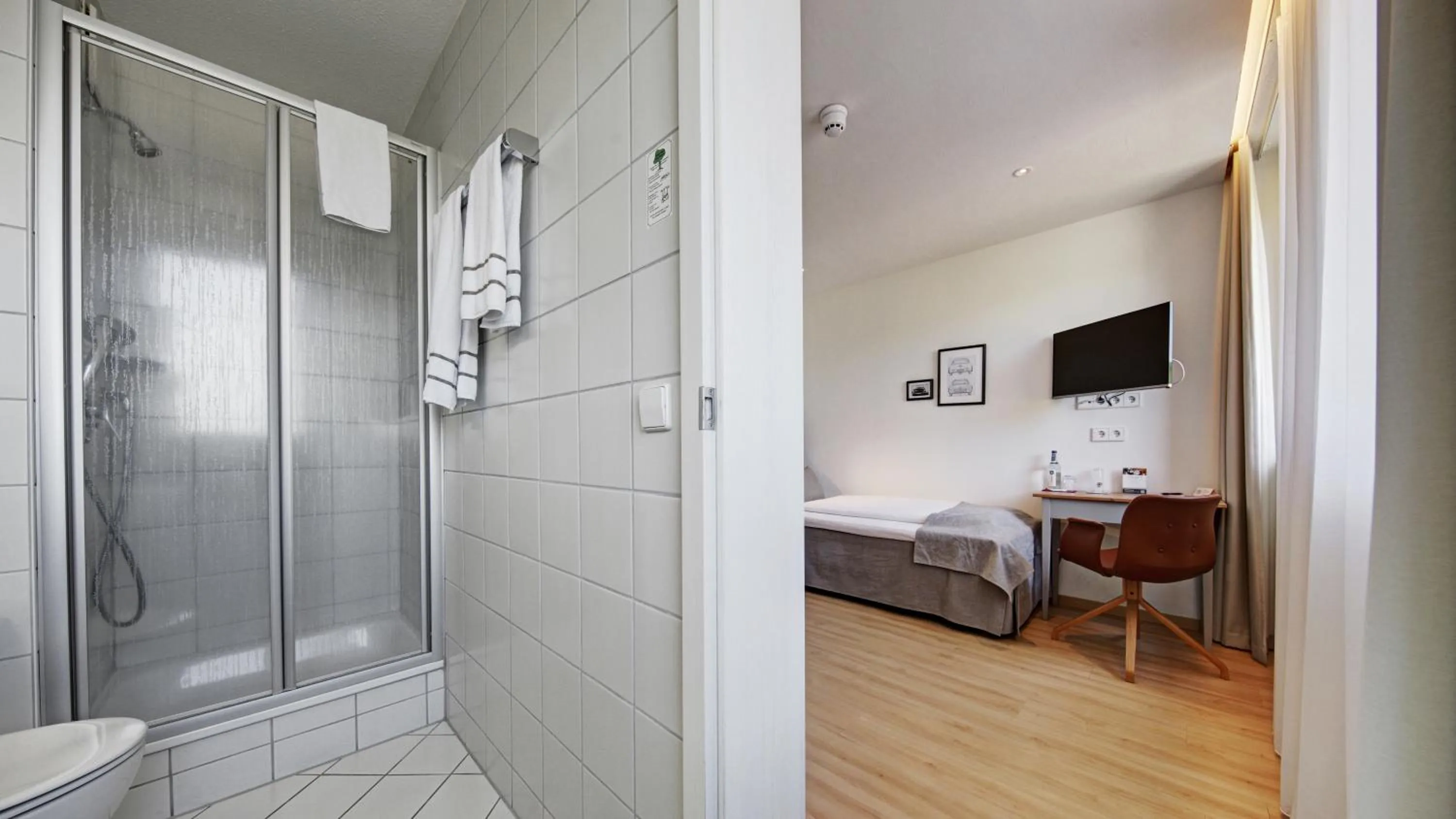 Shower, Bed in Hotel am Engelberg