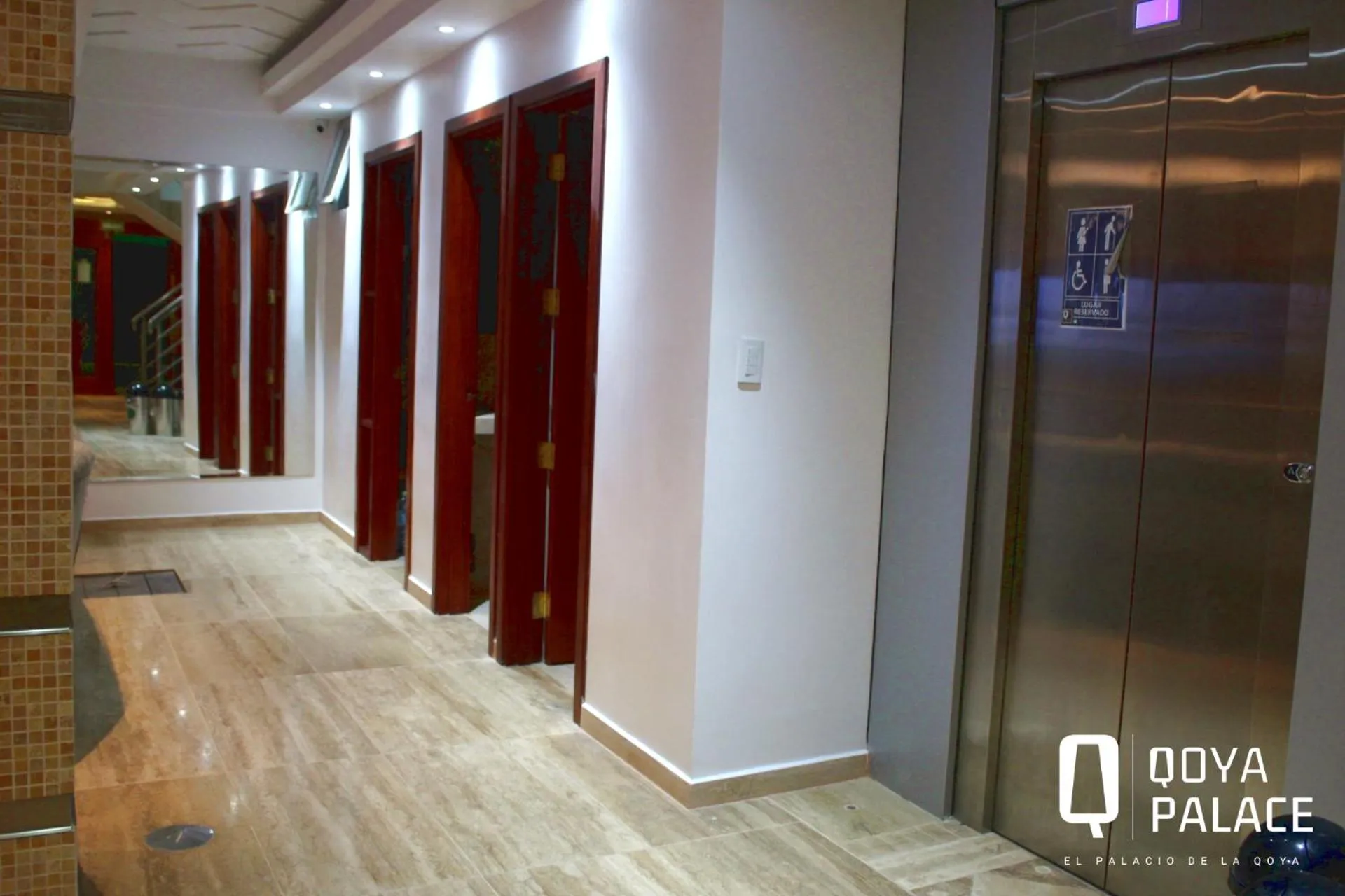 elevator in Hotel Qoya Palace - Machupicchu