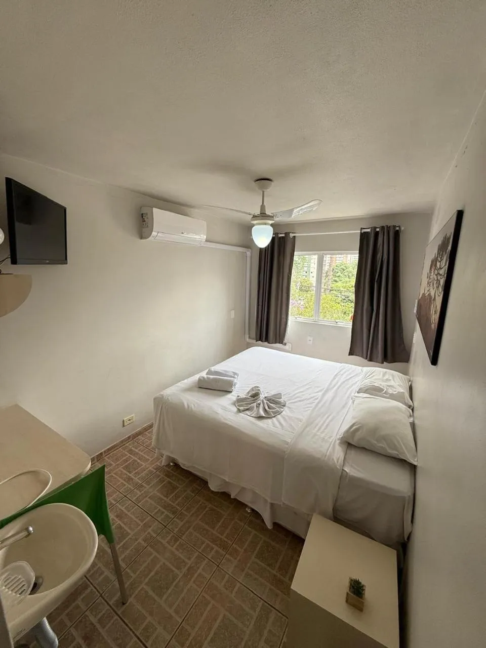 Bedroom, Bed in Esquina Batel - Hotel Econômico