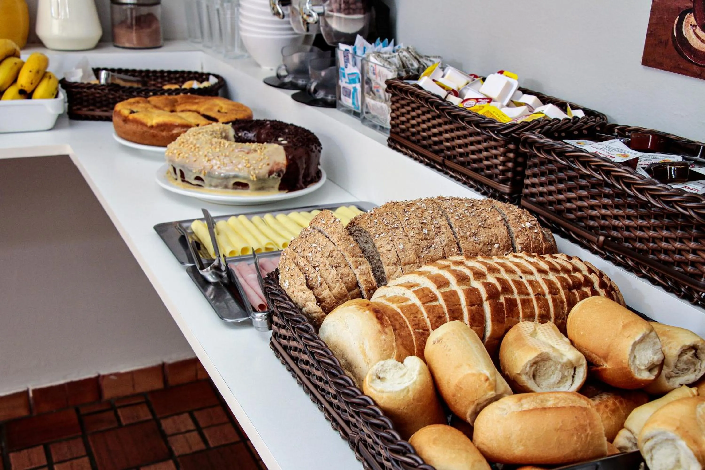 Buffet breakfast in Esquina Batel - Hotel Econômico