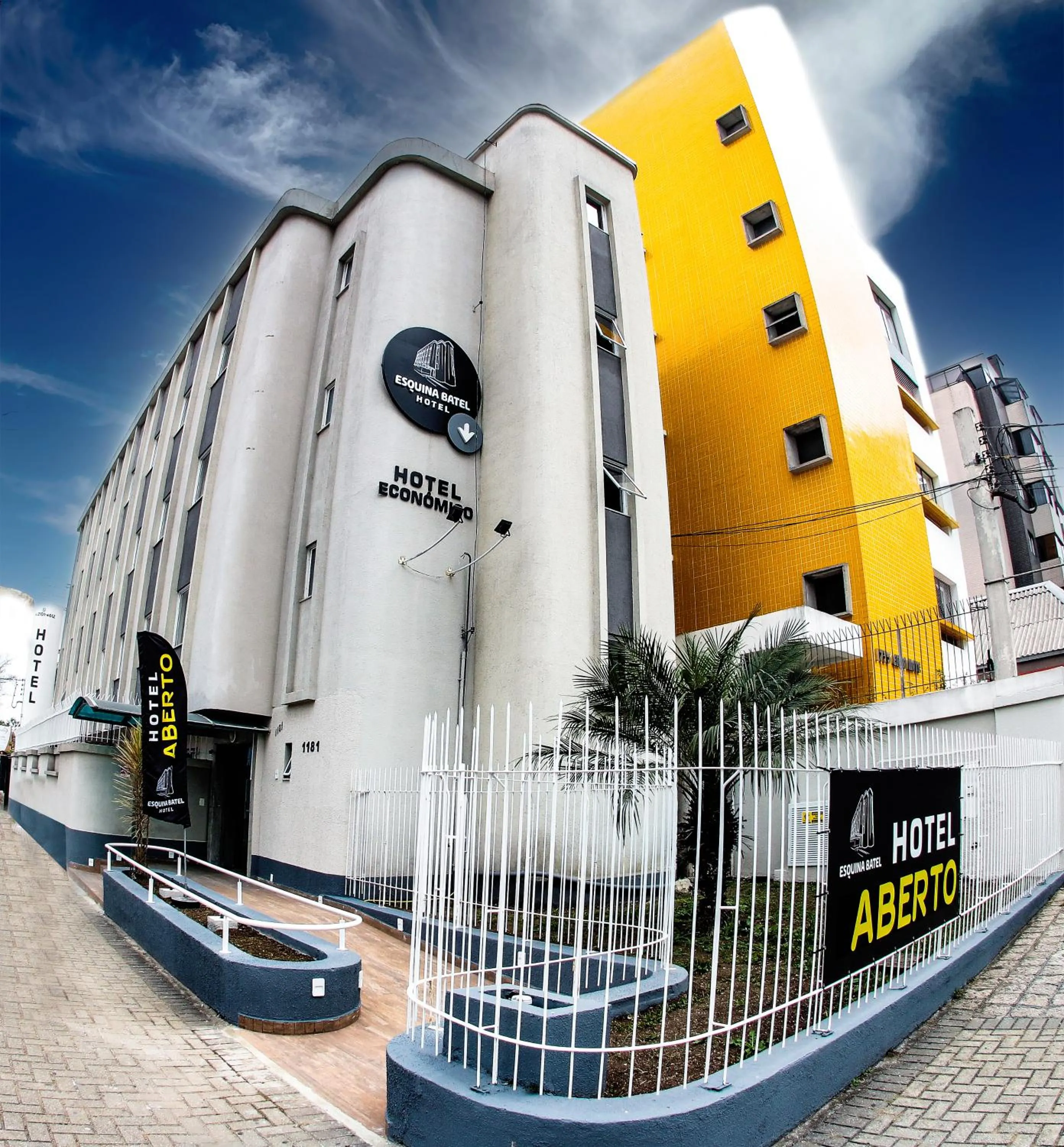 Property building in Esquina Batel - Hotel Econômico