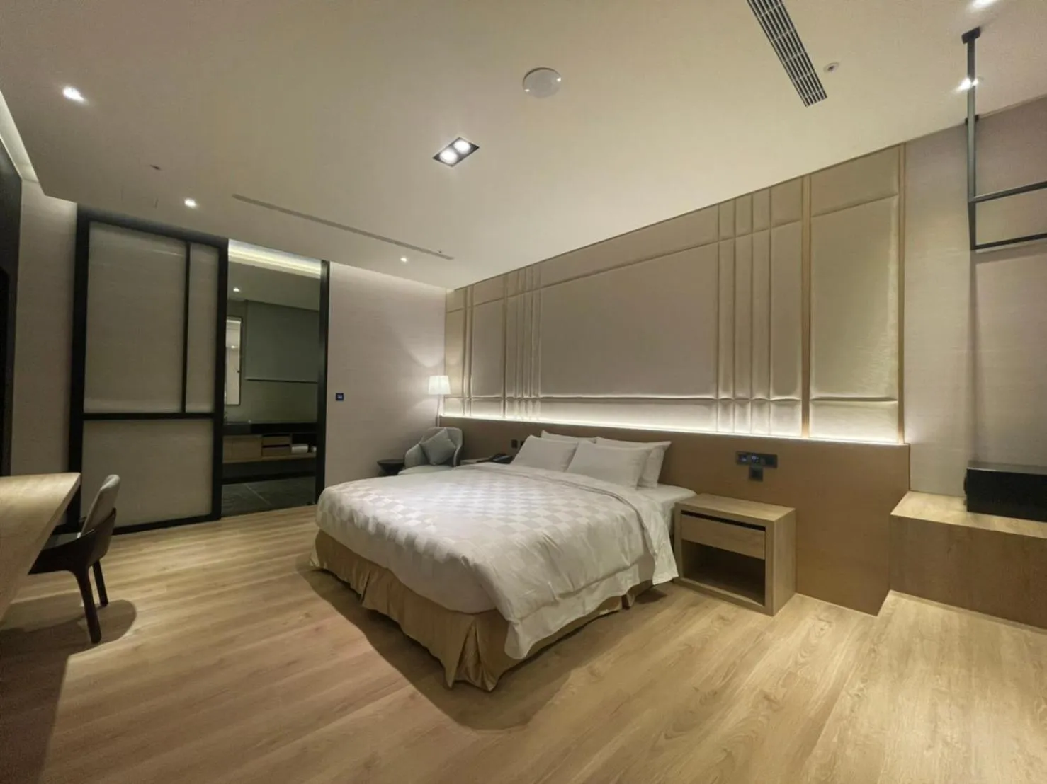 Photo of the whole room, Bed in Motel Lin