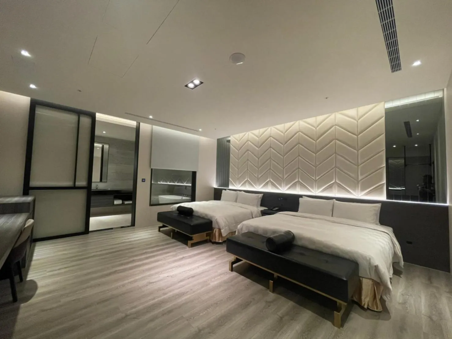 Photo of the whole room, Bed in Motel Lin