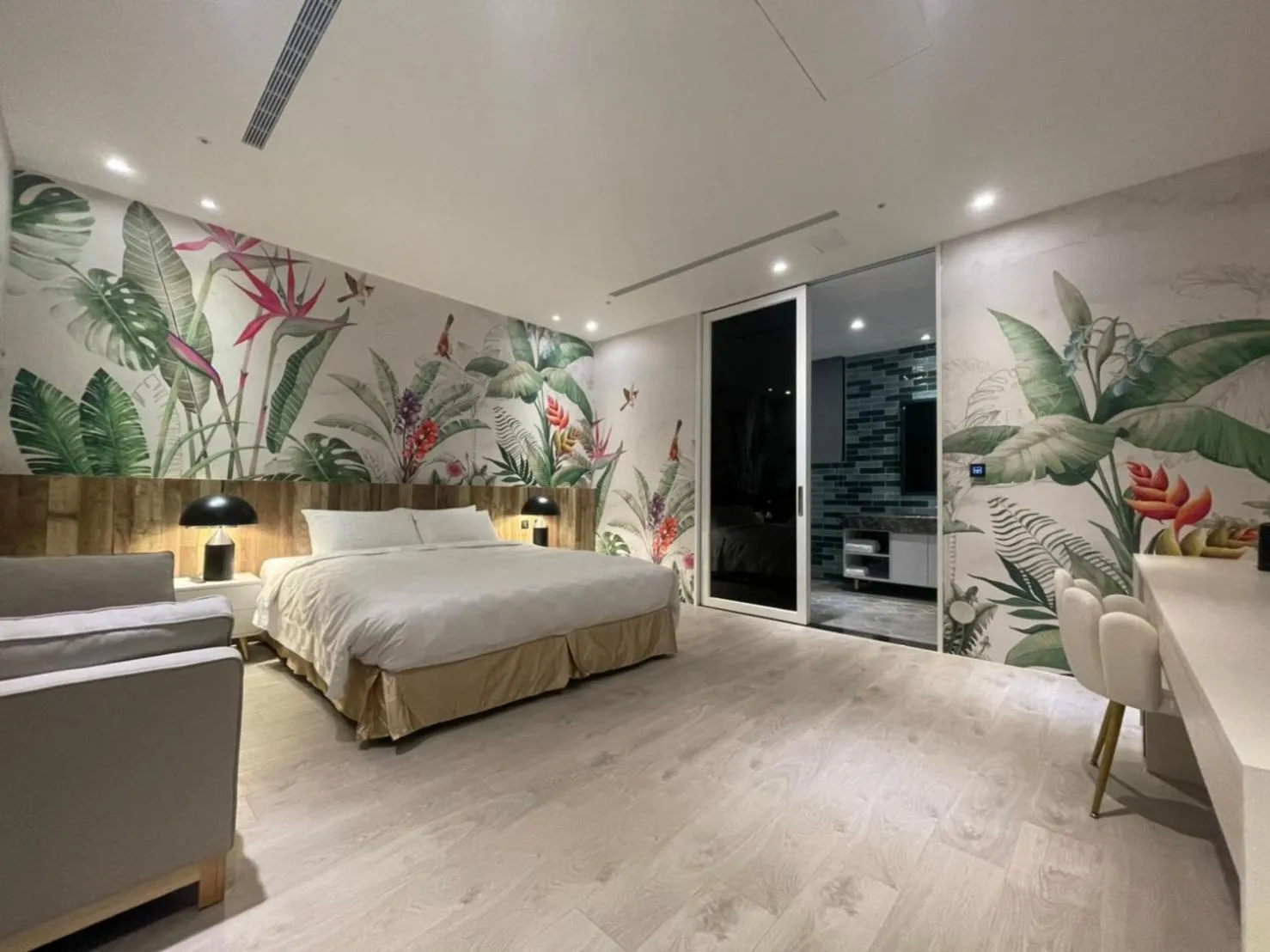 Photo of the whole room, Bed in Motel Lin