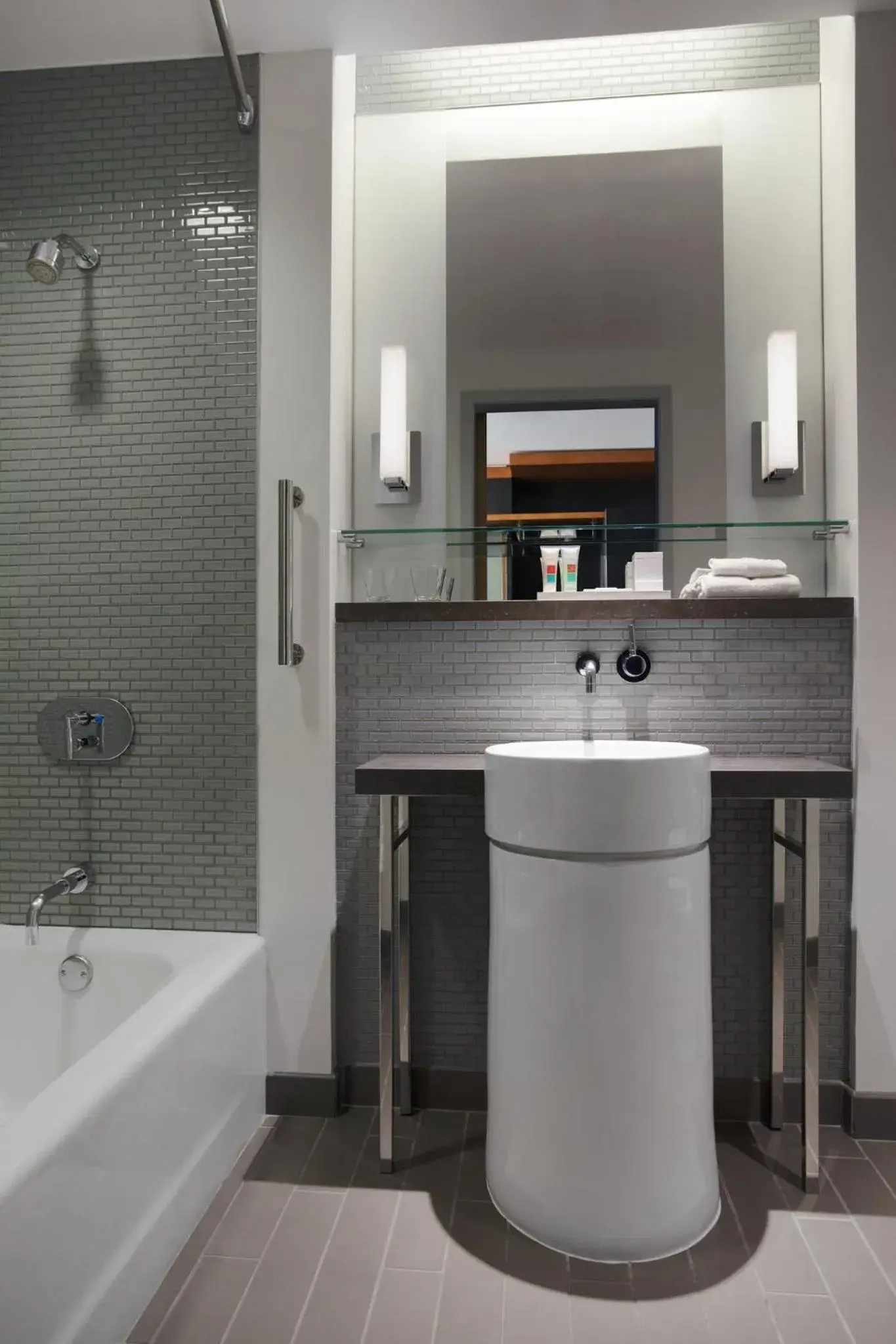 Deluxe Double Room with Two Double Beds in Loews Chicago O'Hare Hotel Deluxe Double Room with Two Double Beds in Loews Chicago O'Hare Hotel