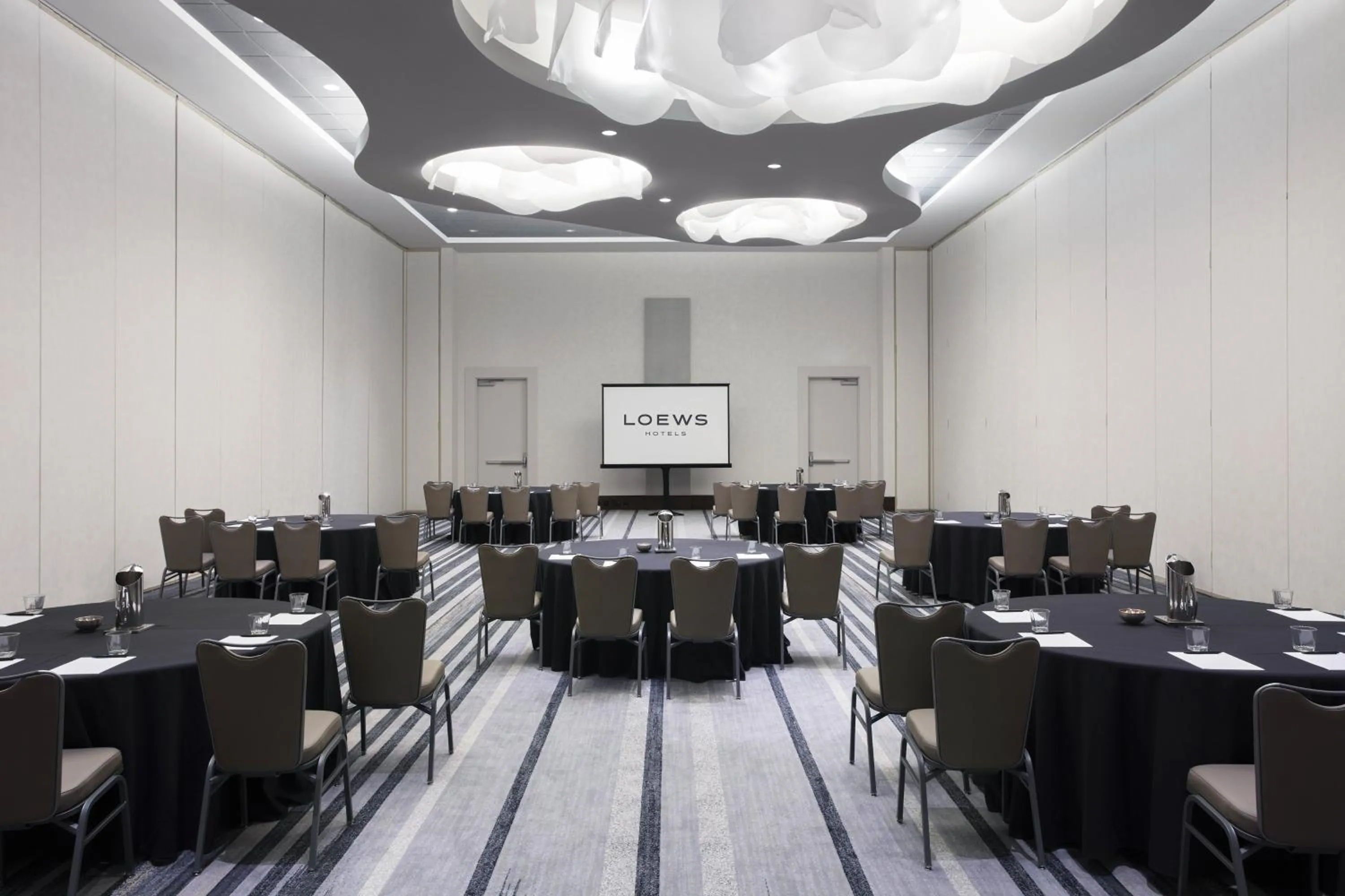 Meeting/conference room in Loews Chicago O'Hare Hotel