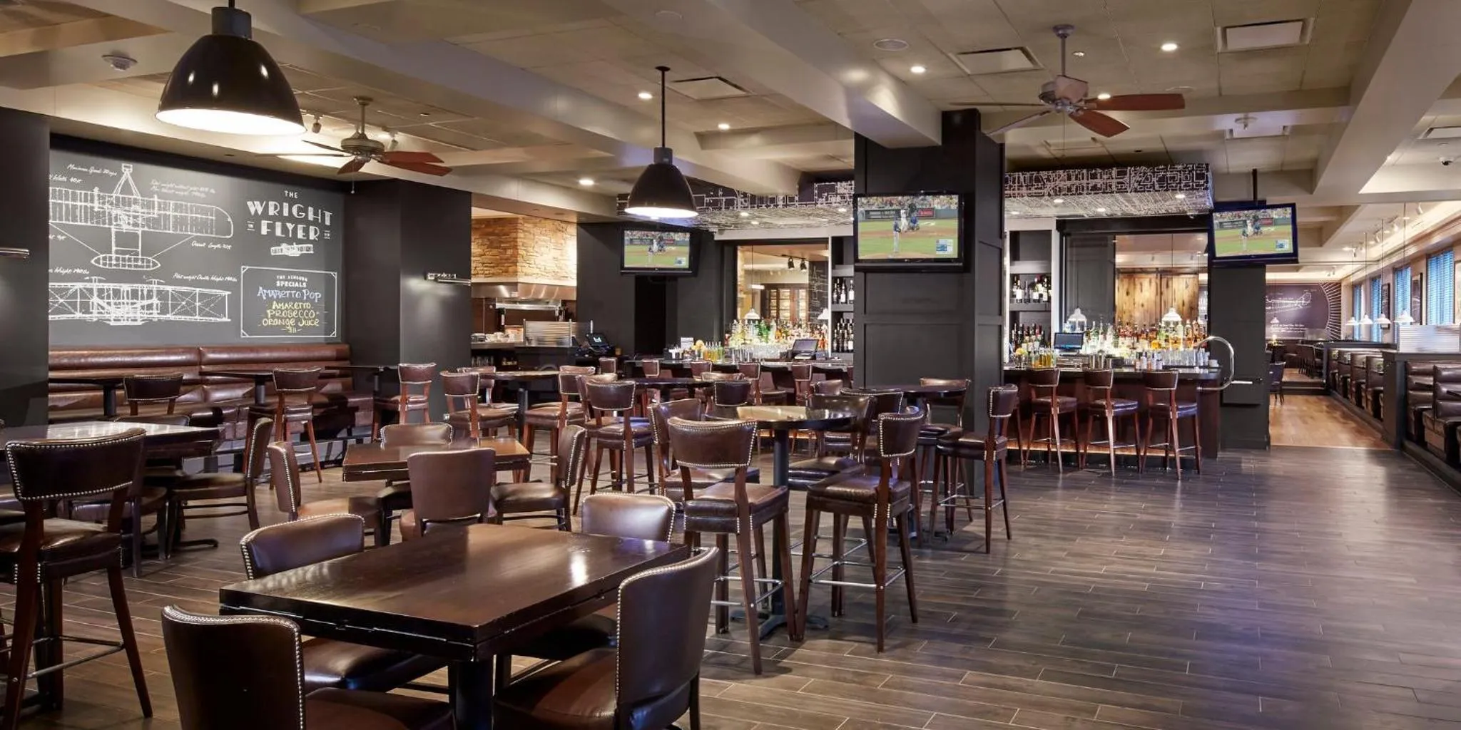 Lounge or bar in Loews Chicago O'Hare Hotel