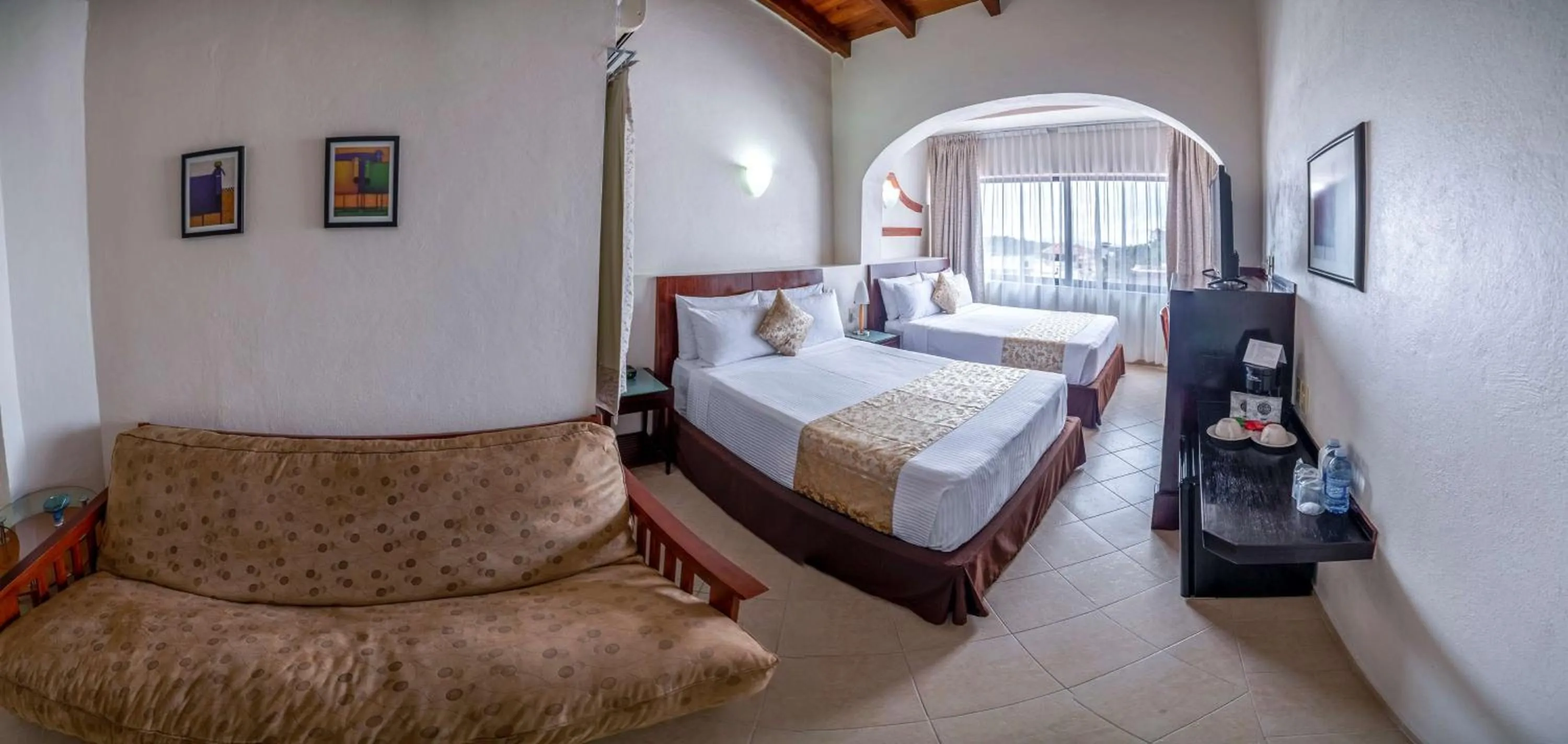Photo of the whole room, Bed in Best Western Taxco