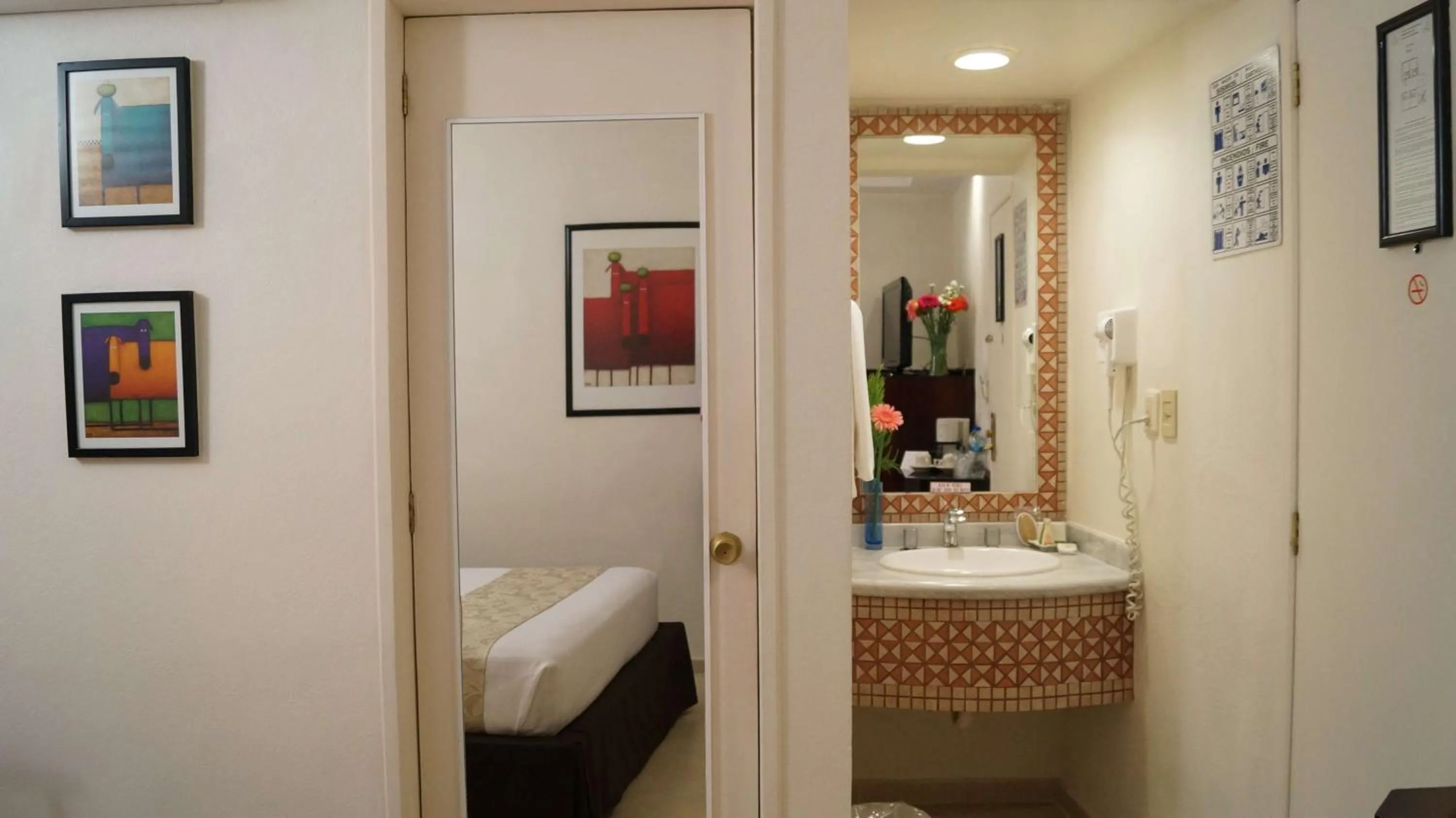 Bathroom, Bed in Best Western Taxco