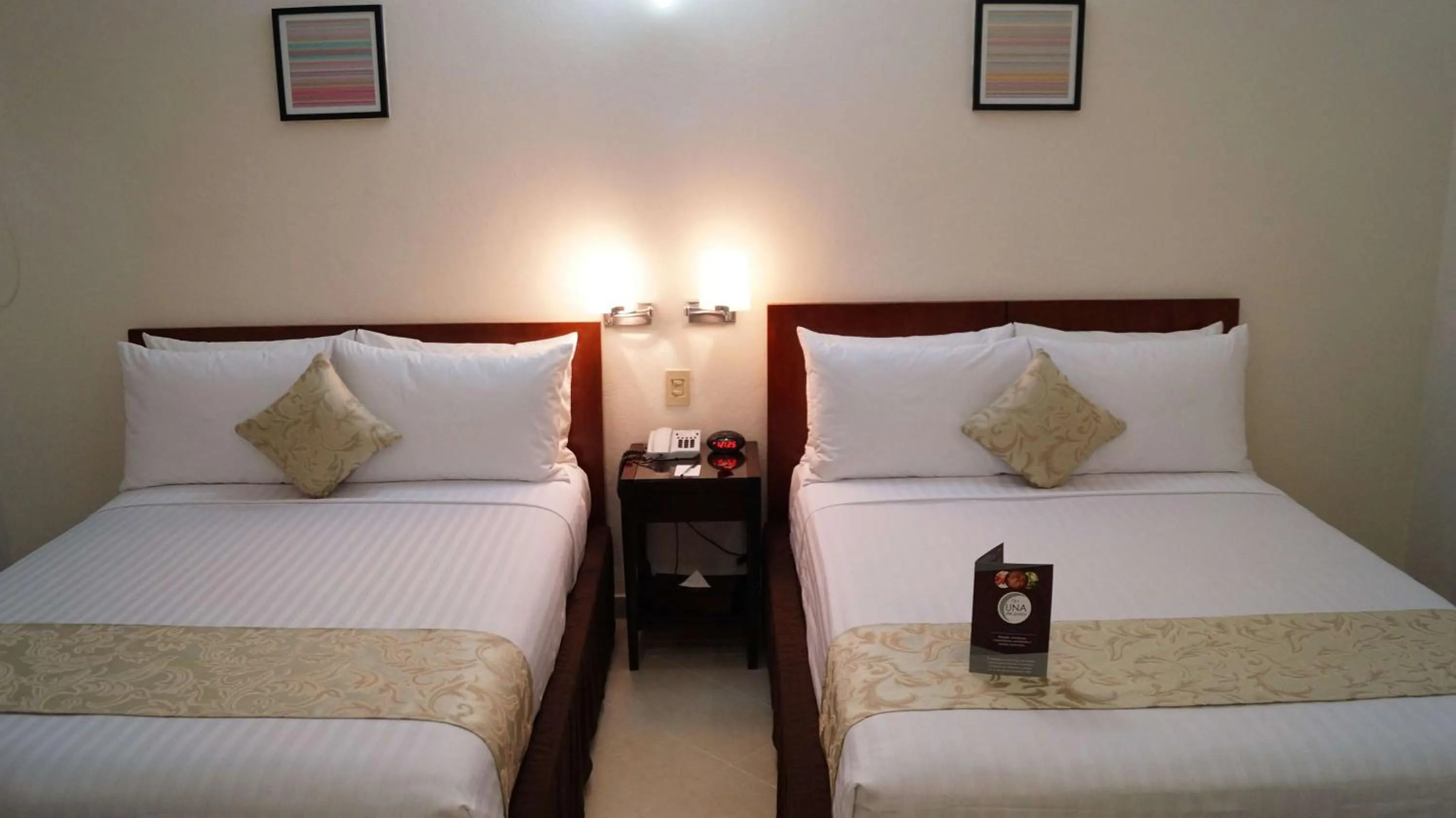 Photo of the whole room, Bed in Best Western Taxco