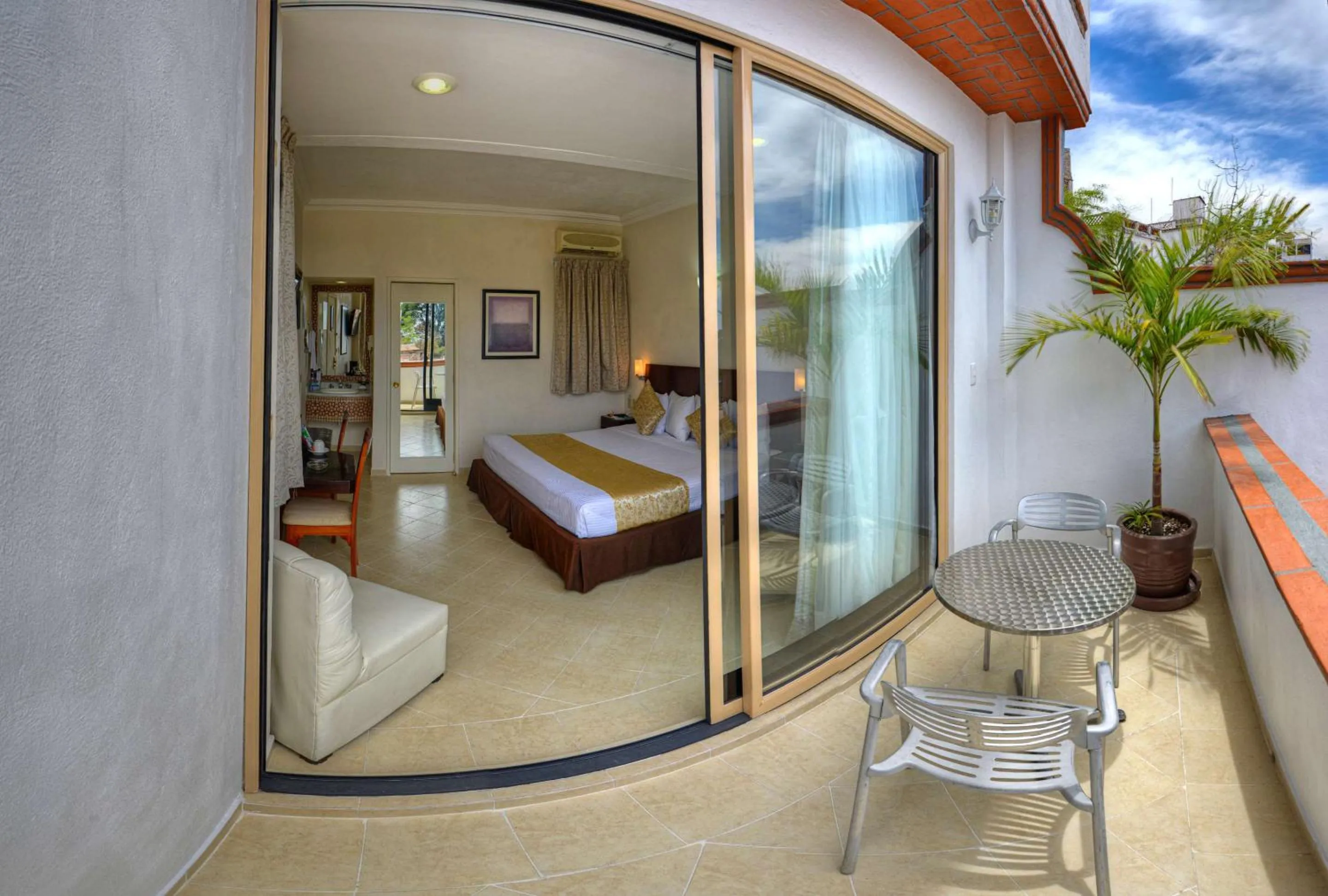 Photo of the whole room, Bed in Best Western Taxco