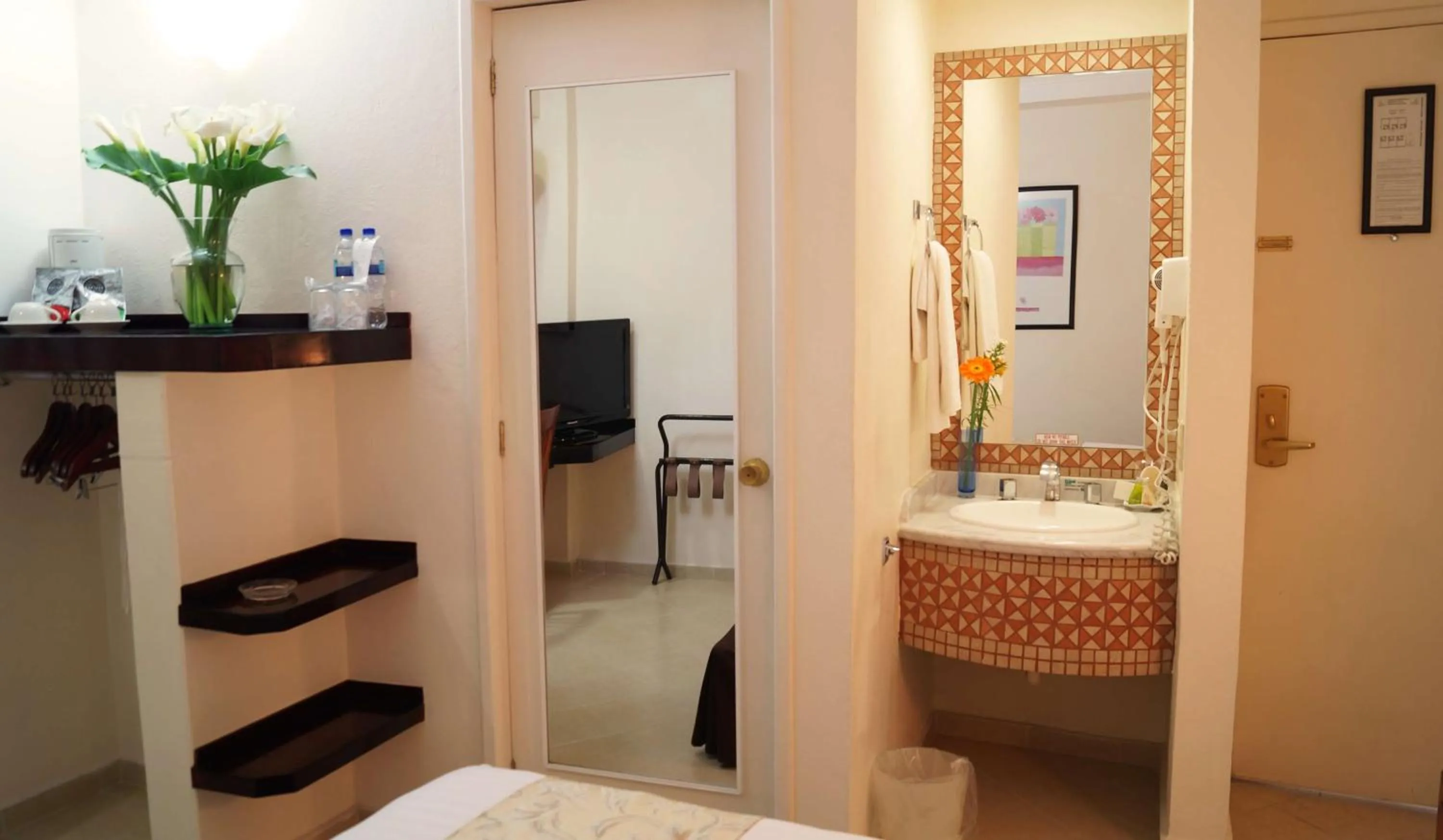 Bathroom, Bed in Best Western Taxco