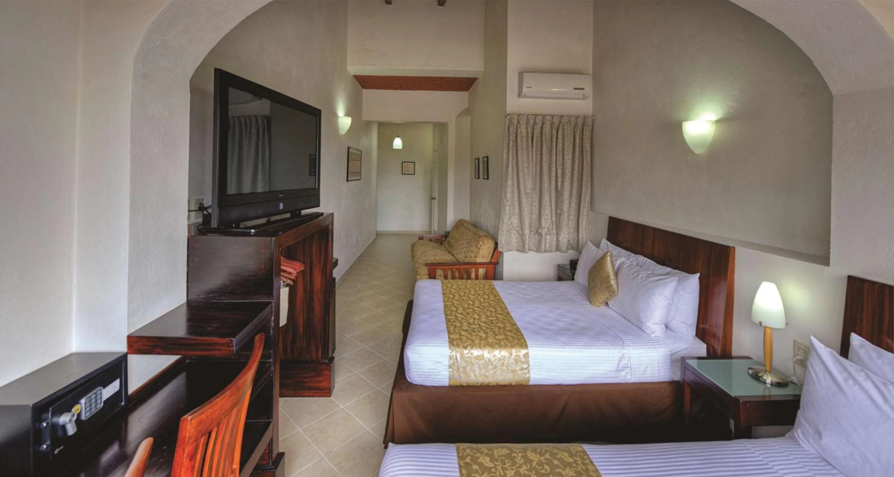 Photo of the whole room, Bed in Best Western Taxco