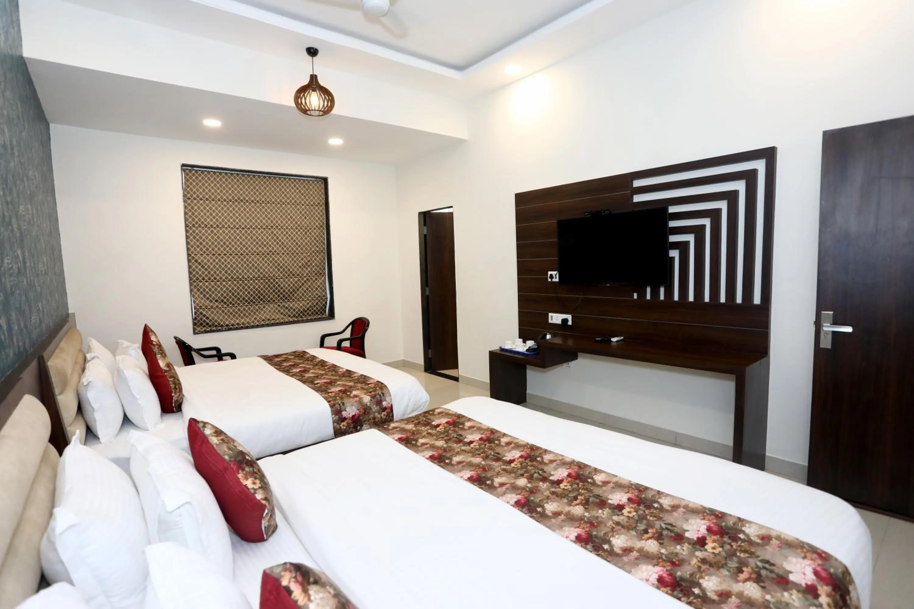 Bed in Hotel Bhairav Bagh with Swimming Pool