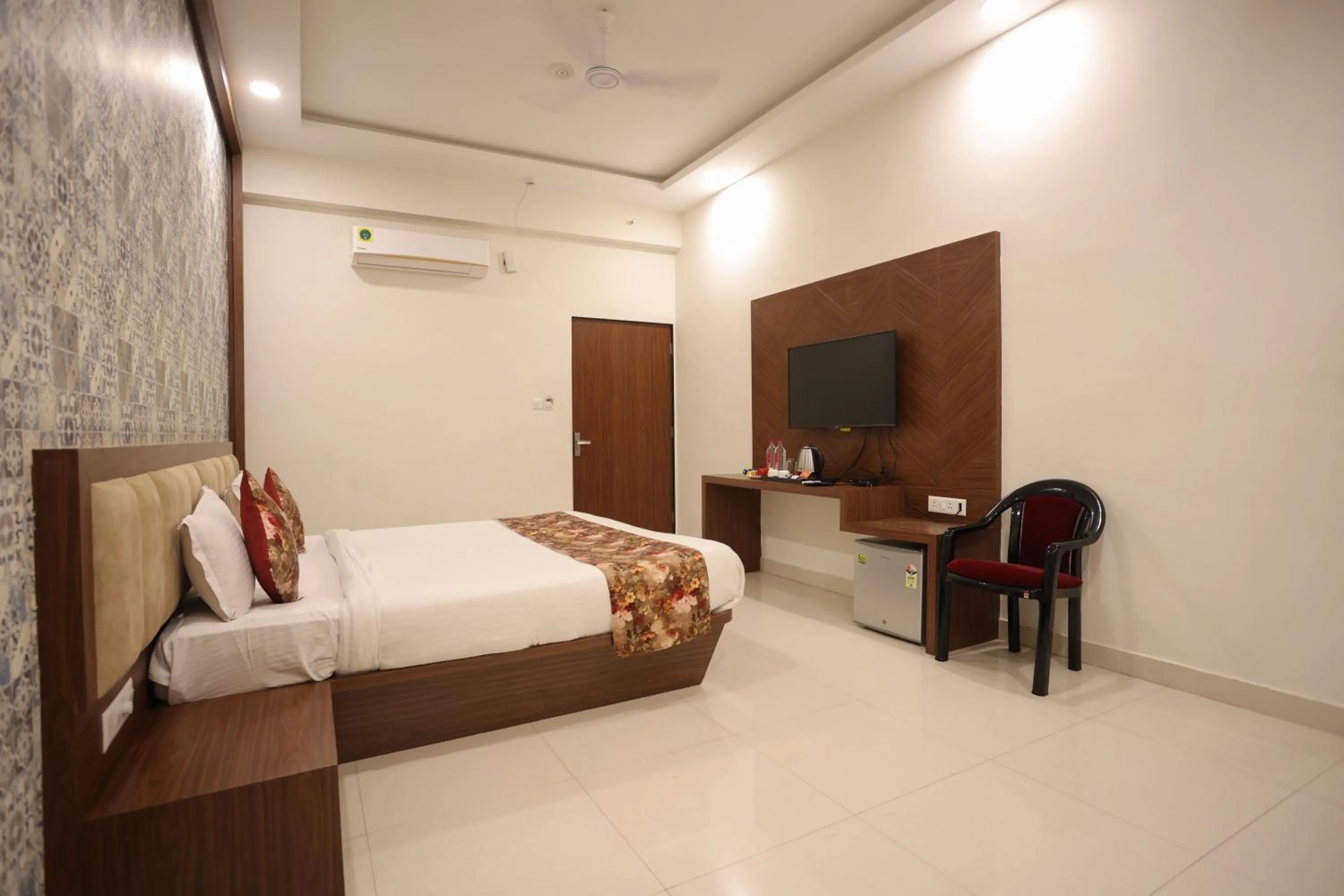 Bed in Hotel Bhairav Bagh with Swimming Pool