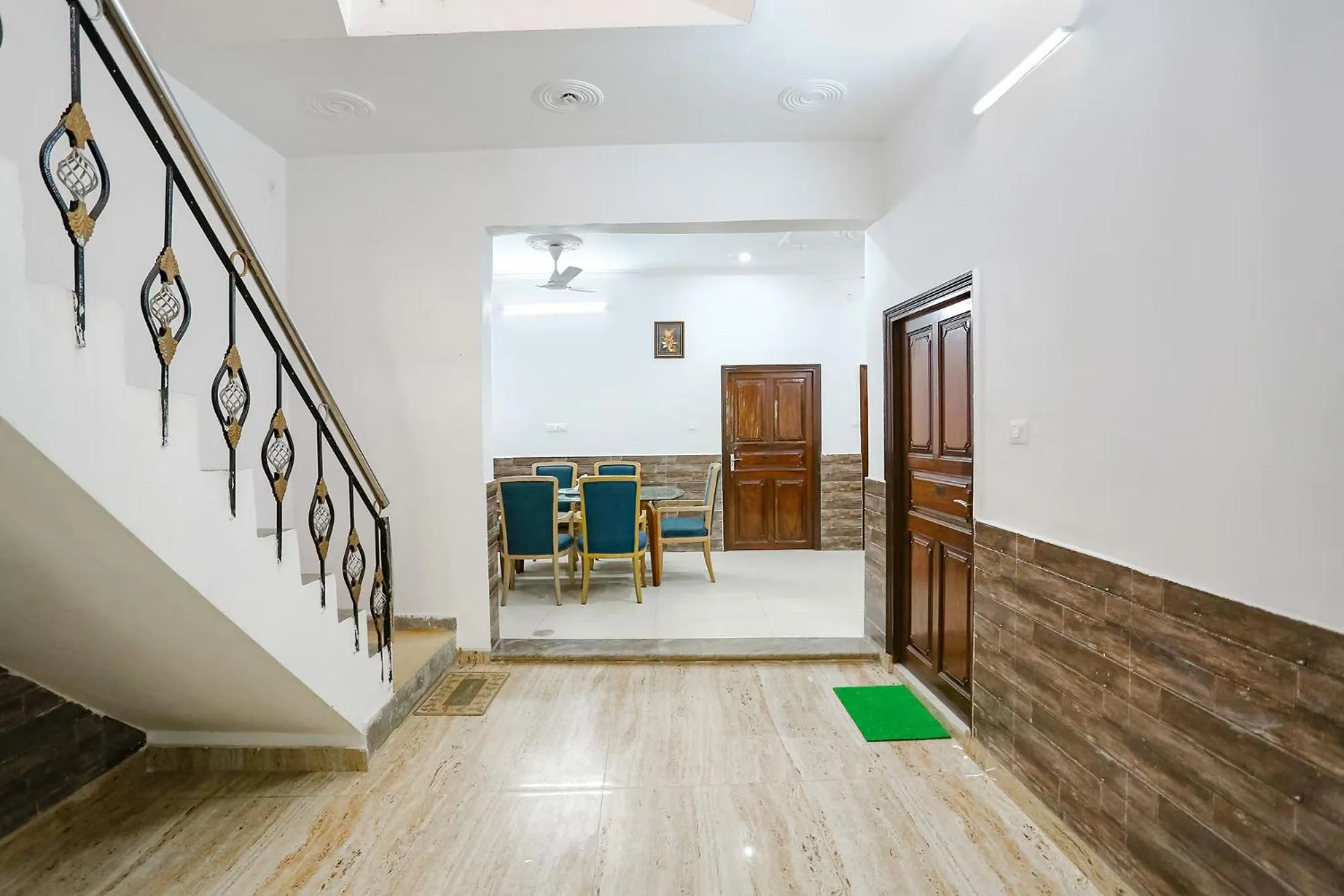 Lobby or reception in FabHotel Premium Rooms - Nr Yashobhoomi Convention Centre