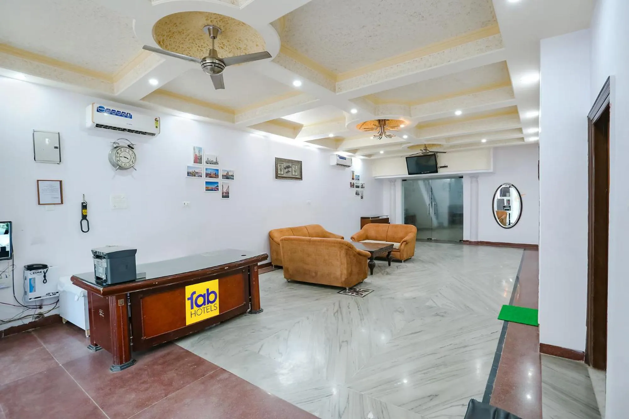 Lobby or reception in FabHotel Premium Rooms - Nr Yashobhoomi Convention Centre
