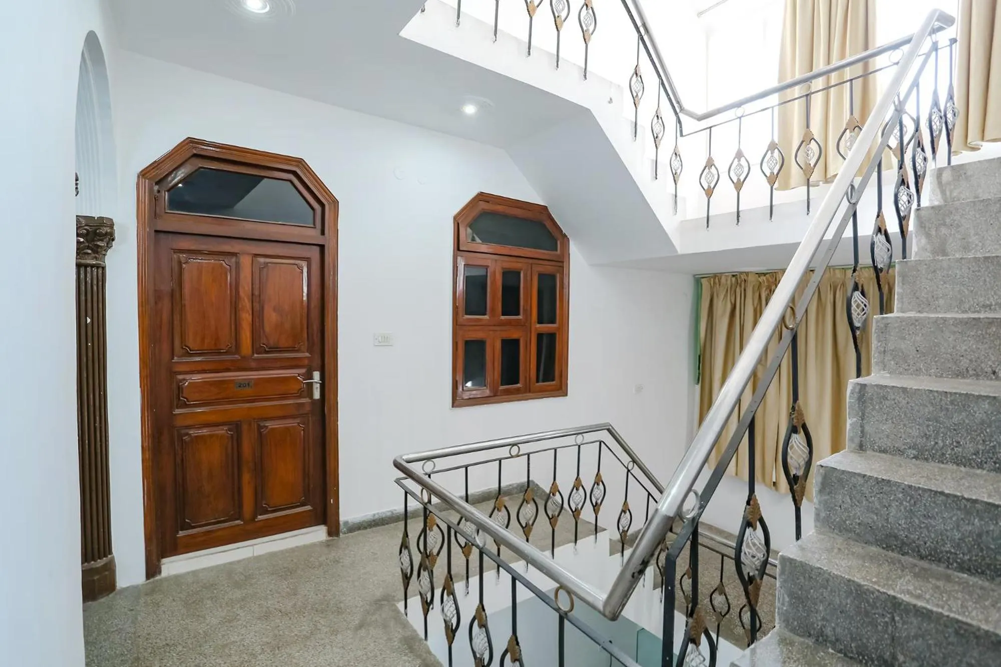 Lobby or reception in FabHotel Premium Rooms - Nr Yashobhoomi Convention Centre