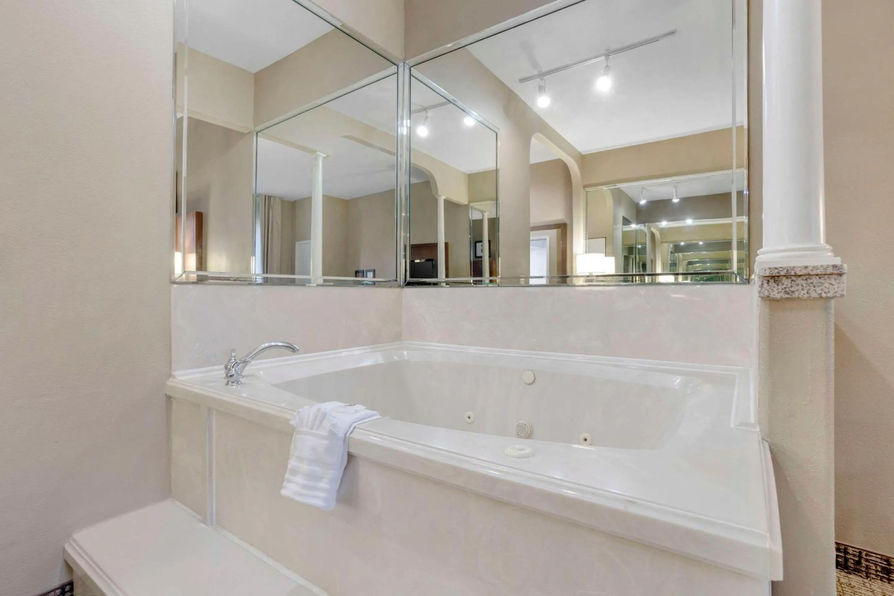 Bedroom in Comfort Suites Houston NW - Vintage Park