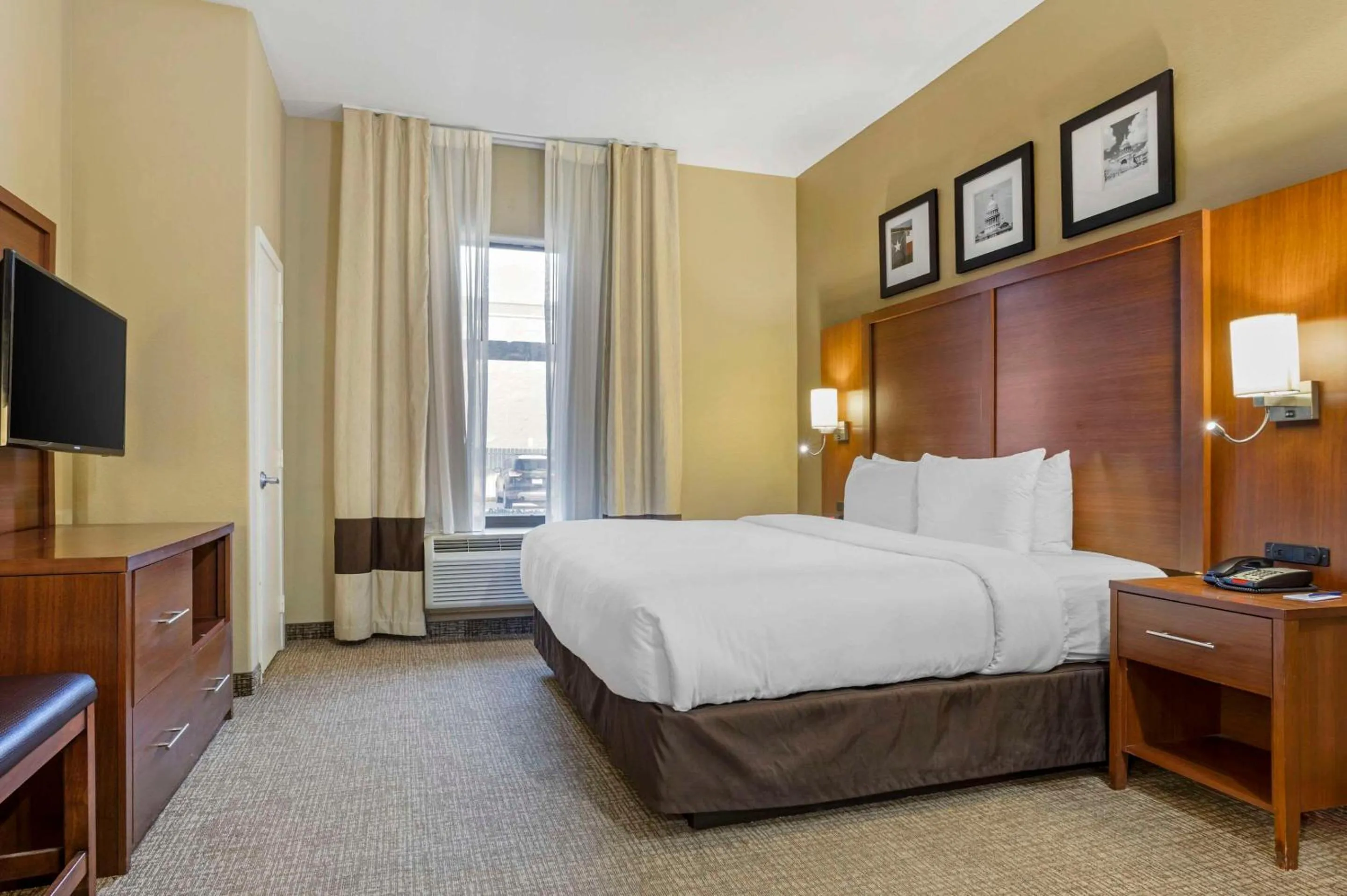 Bedroom, Bed in Comfort Suites Houston NW - Vintage Park