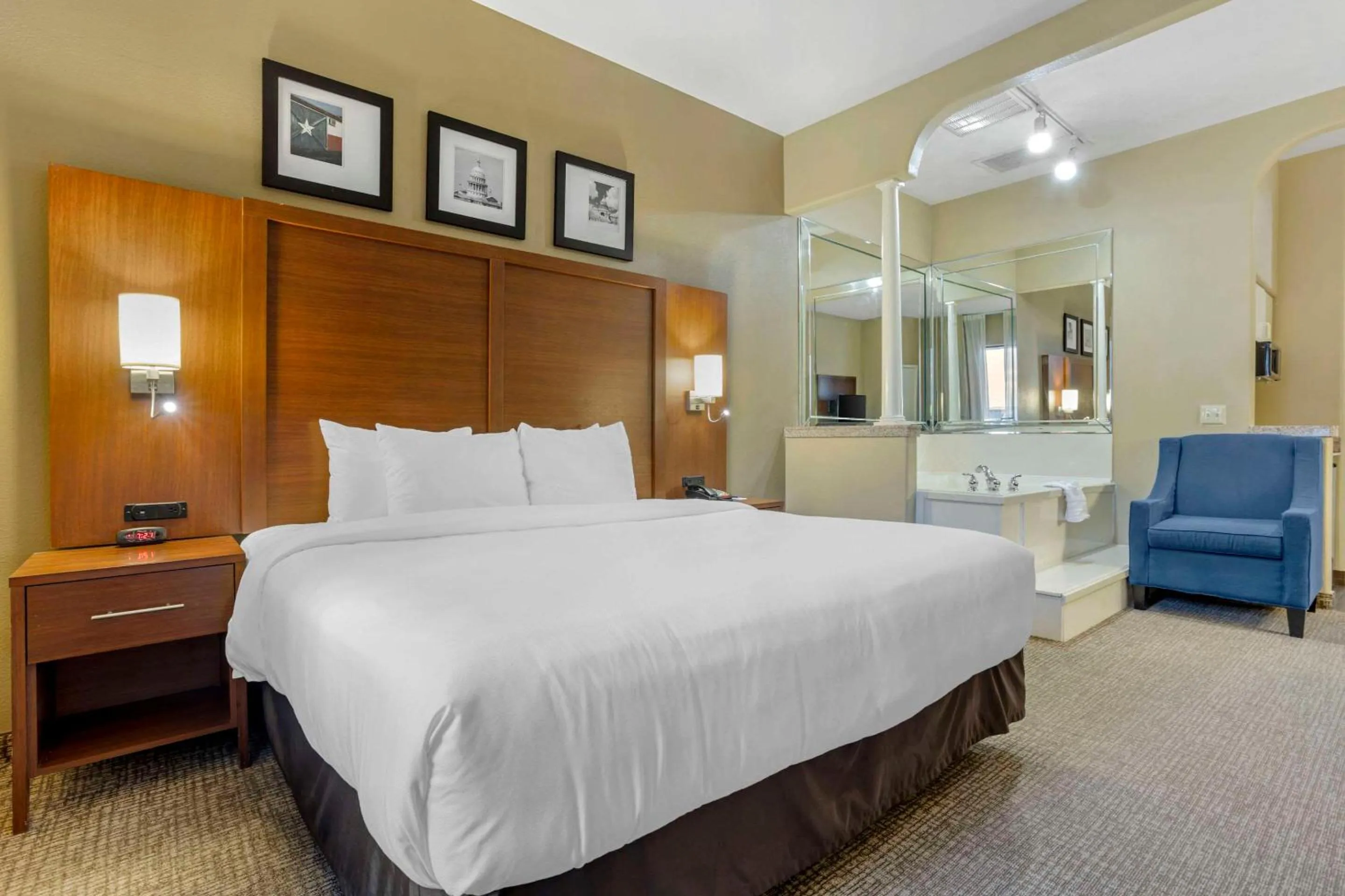 Bedroom, Bed in Comfort Suites Houston NW - Vintage Park