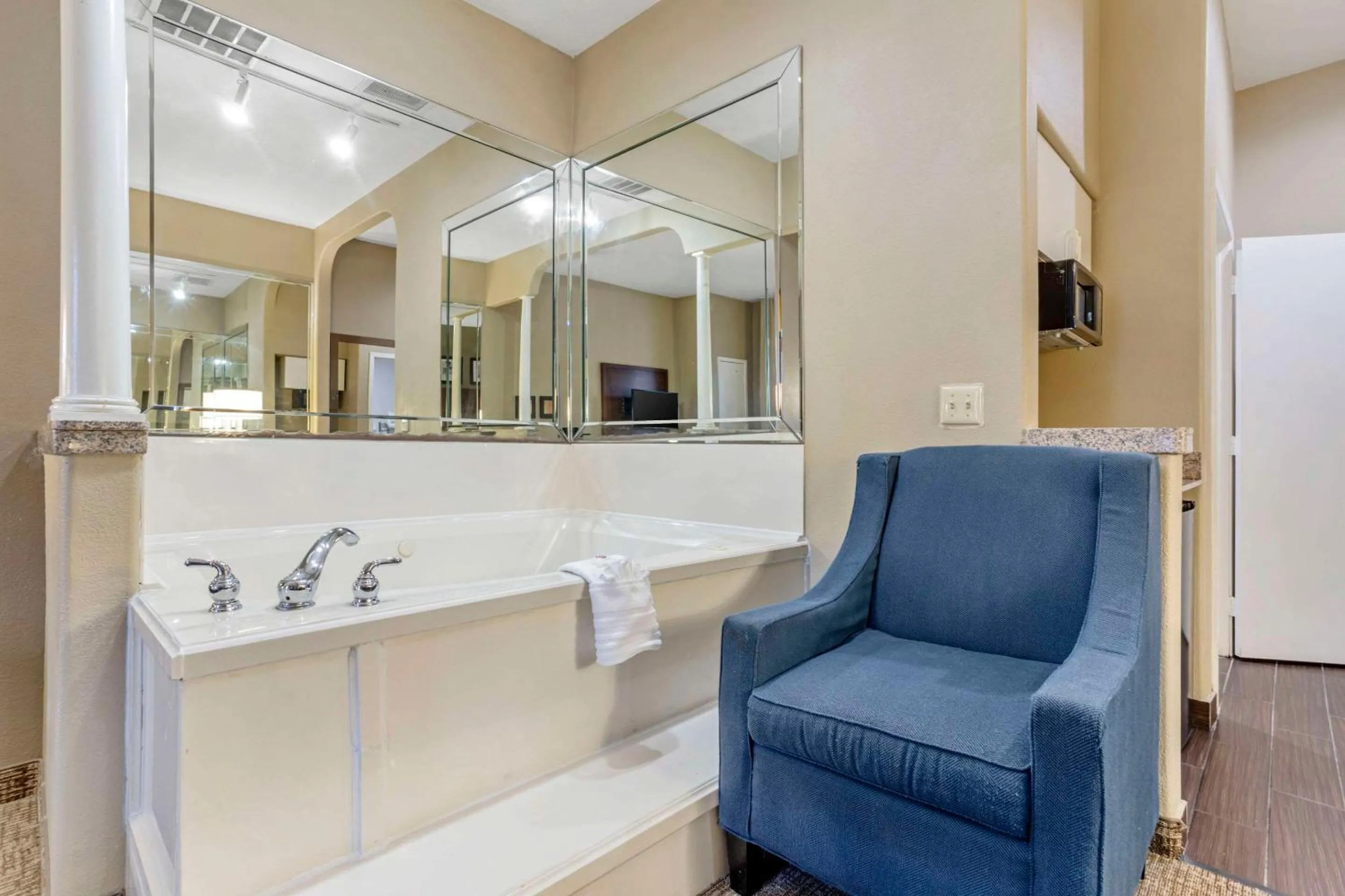 Bedroom in Comfort Suites Houston NW - Vintage Park