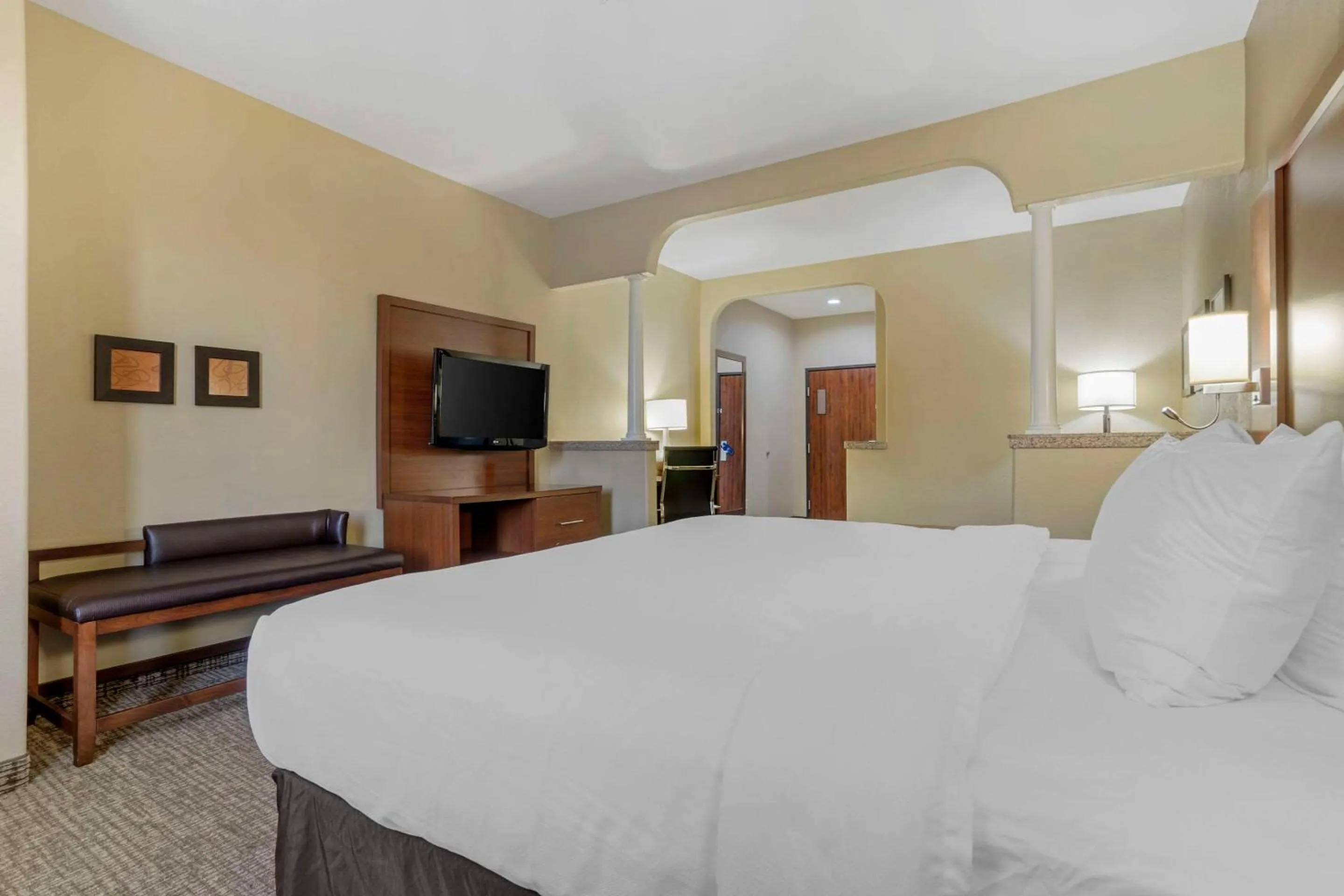 Bedroom, Bed in Comfort Suites Houston NW - Vintage Park