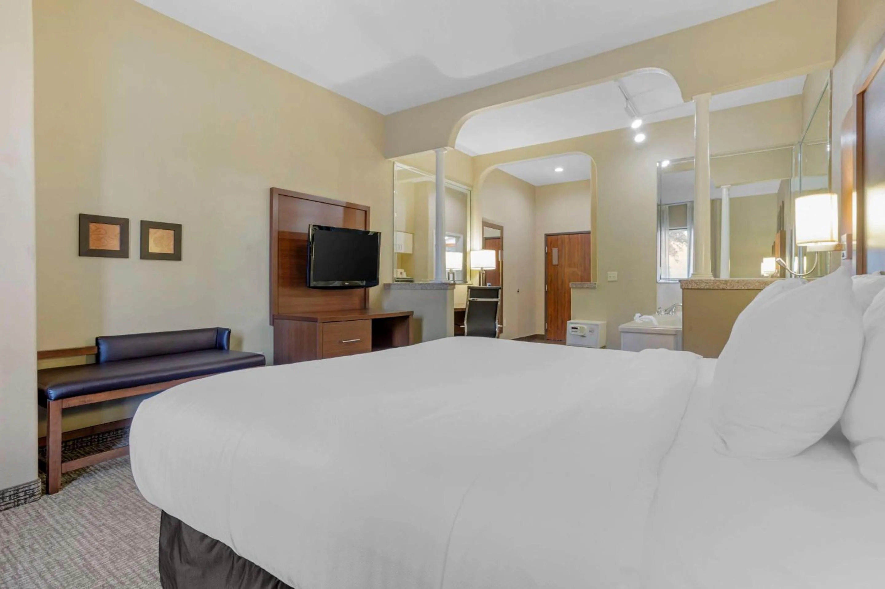 Bedroom, Bed in Comfort Suites Houston NW - Vintage Park