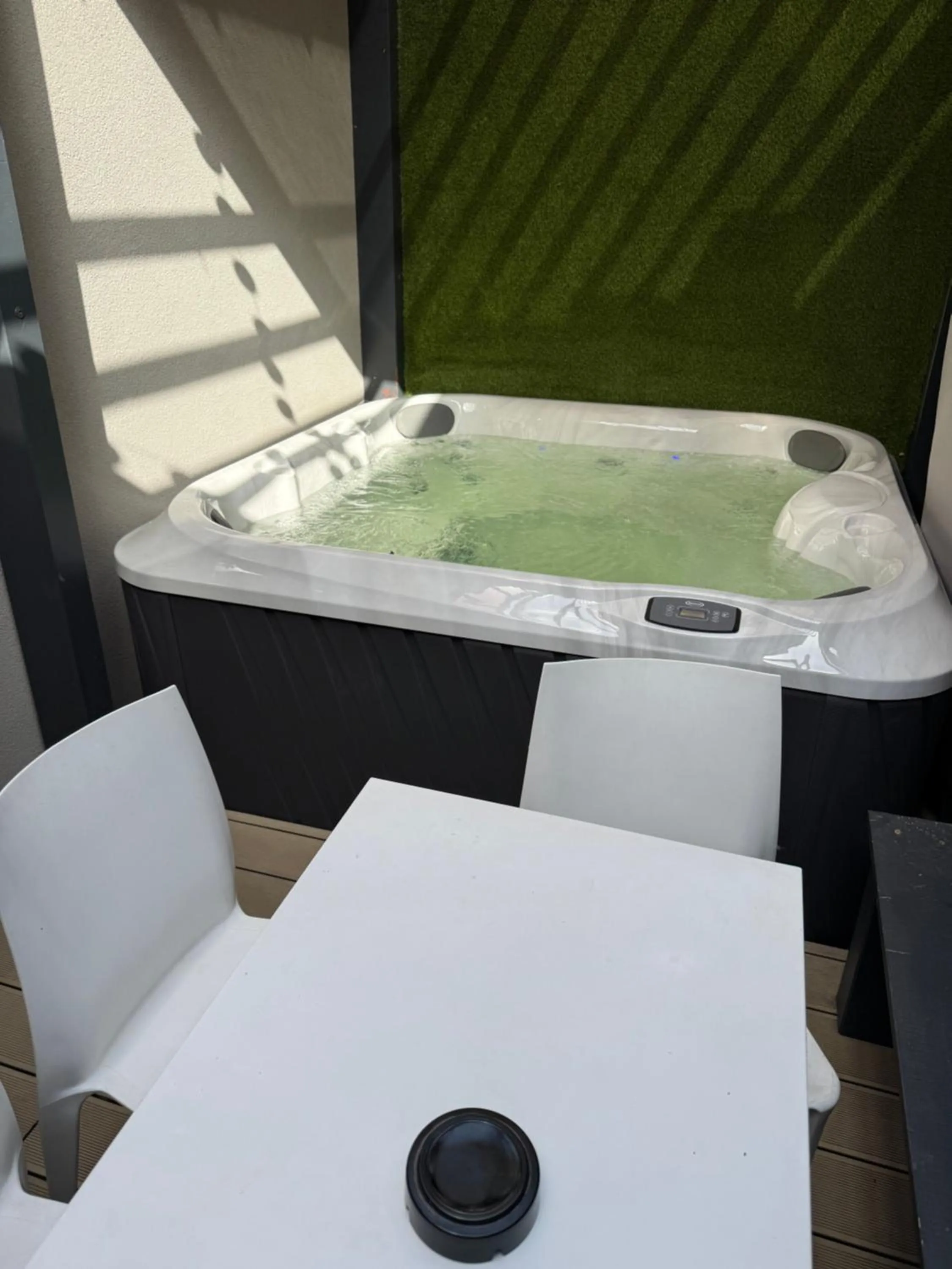 Hot Tub in Arena Deluxe & Spa