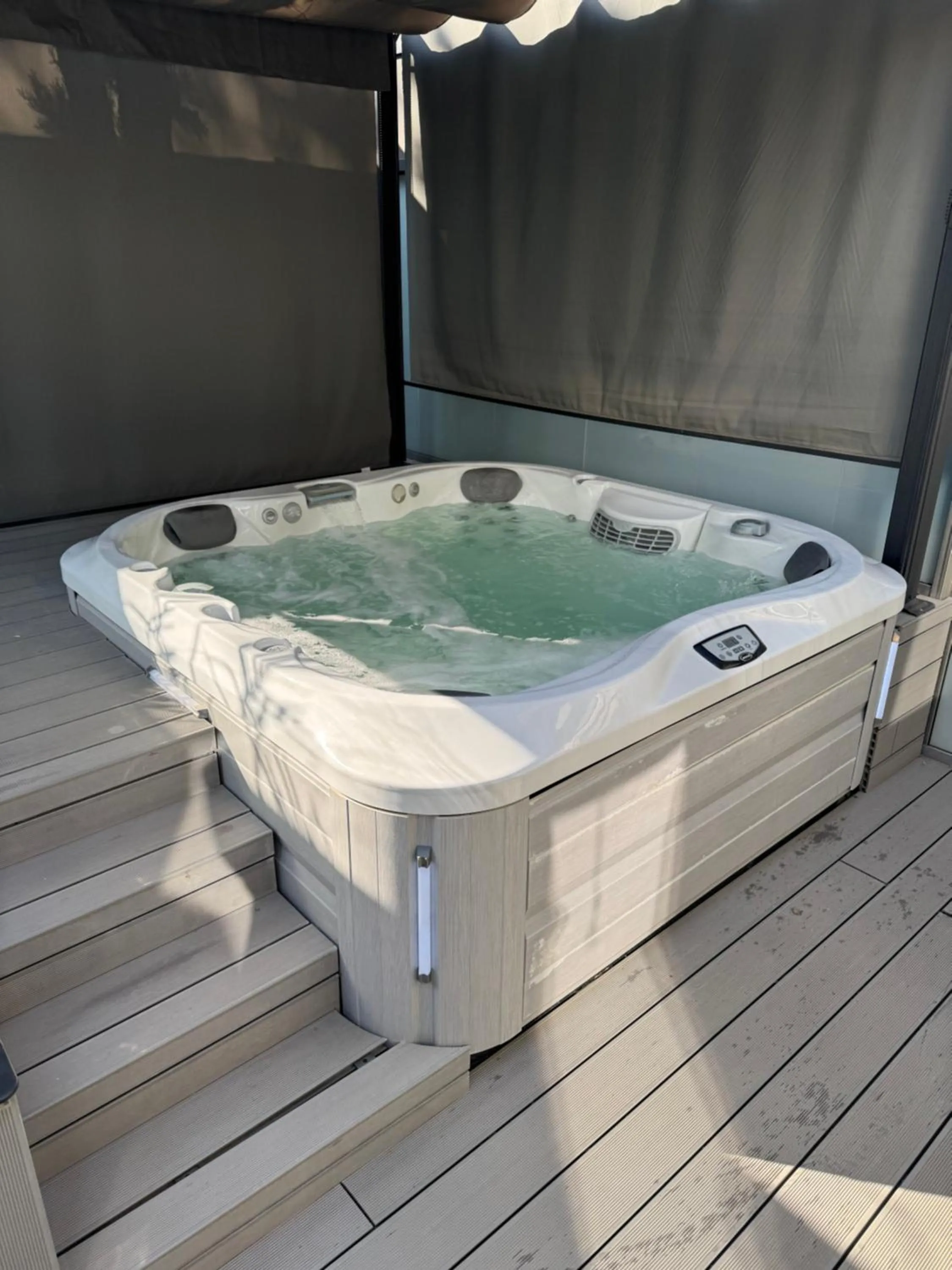 Hot Tub in Arena Deluxe & Spa