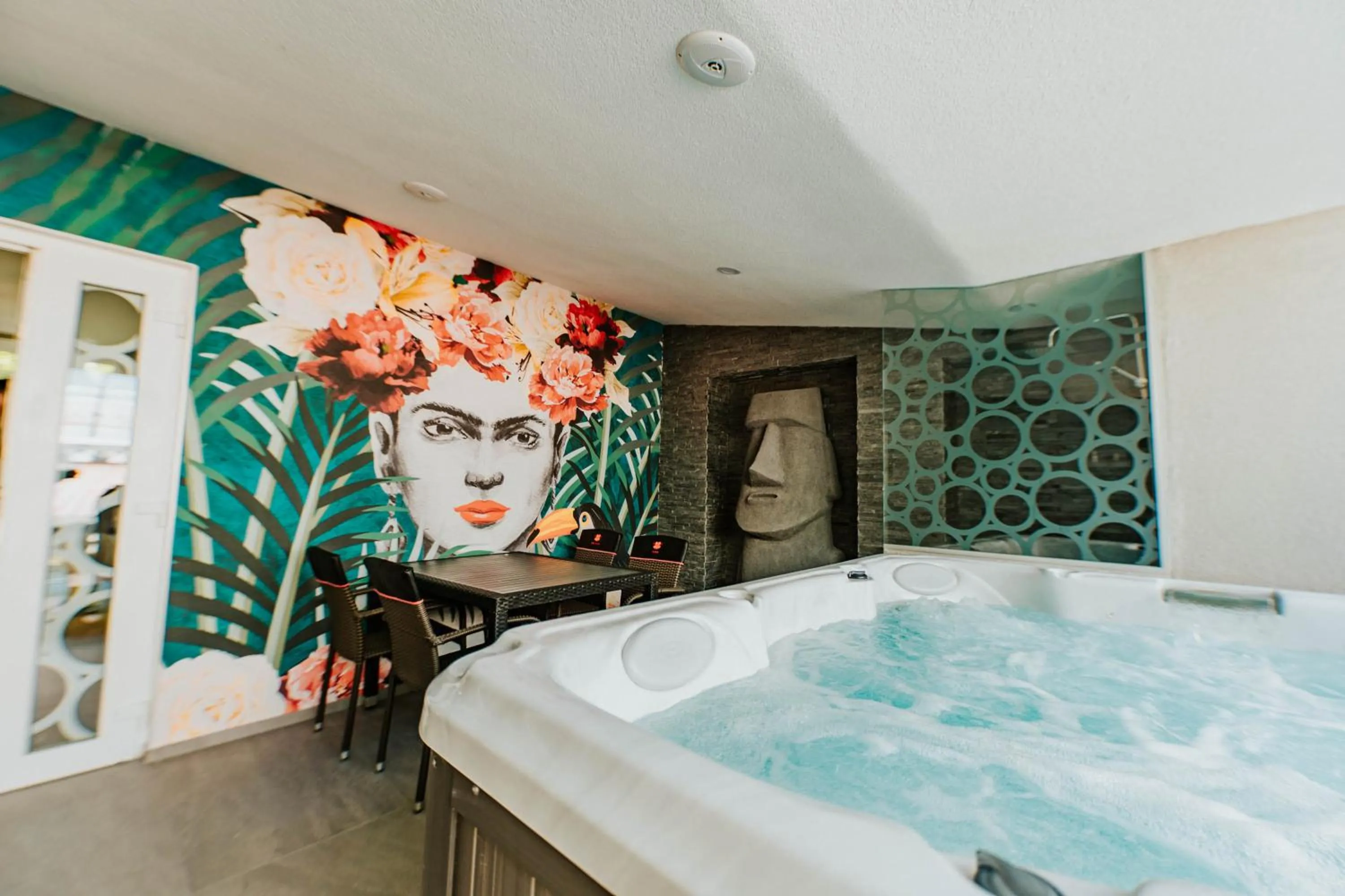 Hot Tub in Arena Deluxe & Spa