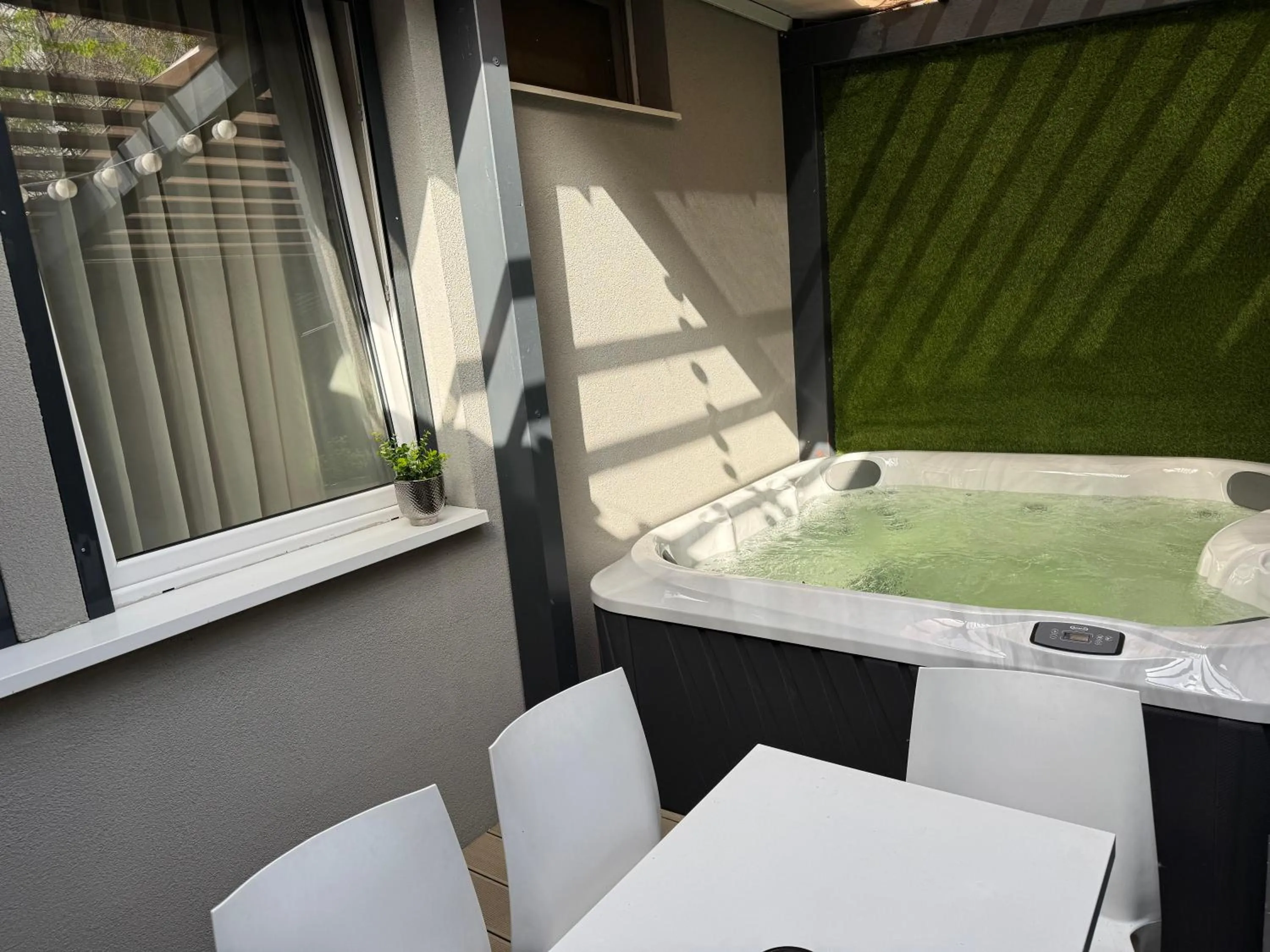 Hot Tub in Arena Deluxe & Spa