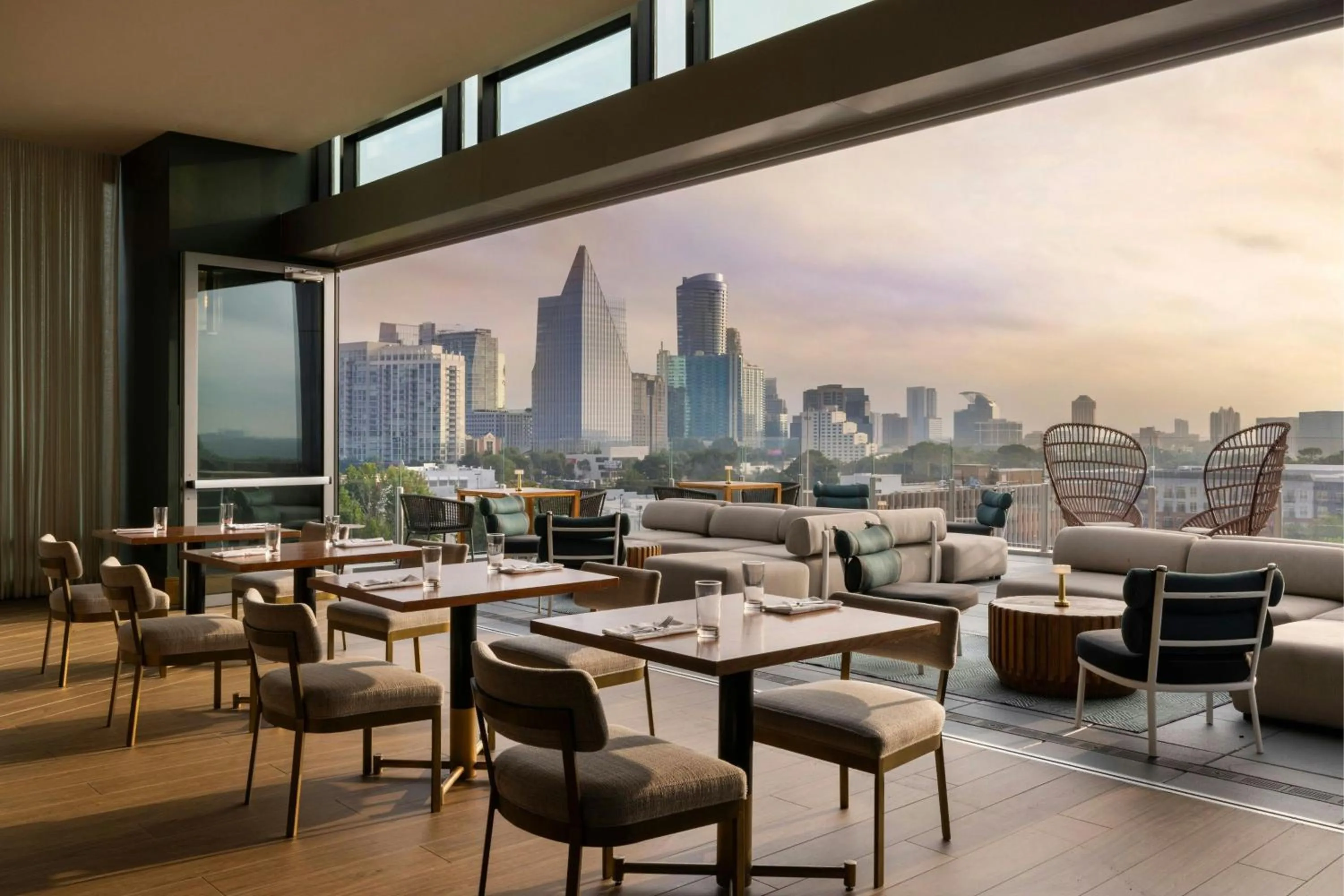 Restaurant/places to eat in The Tess, Autograph Collection