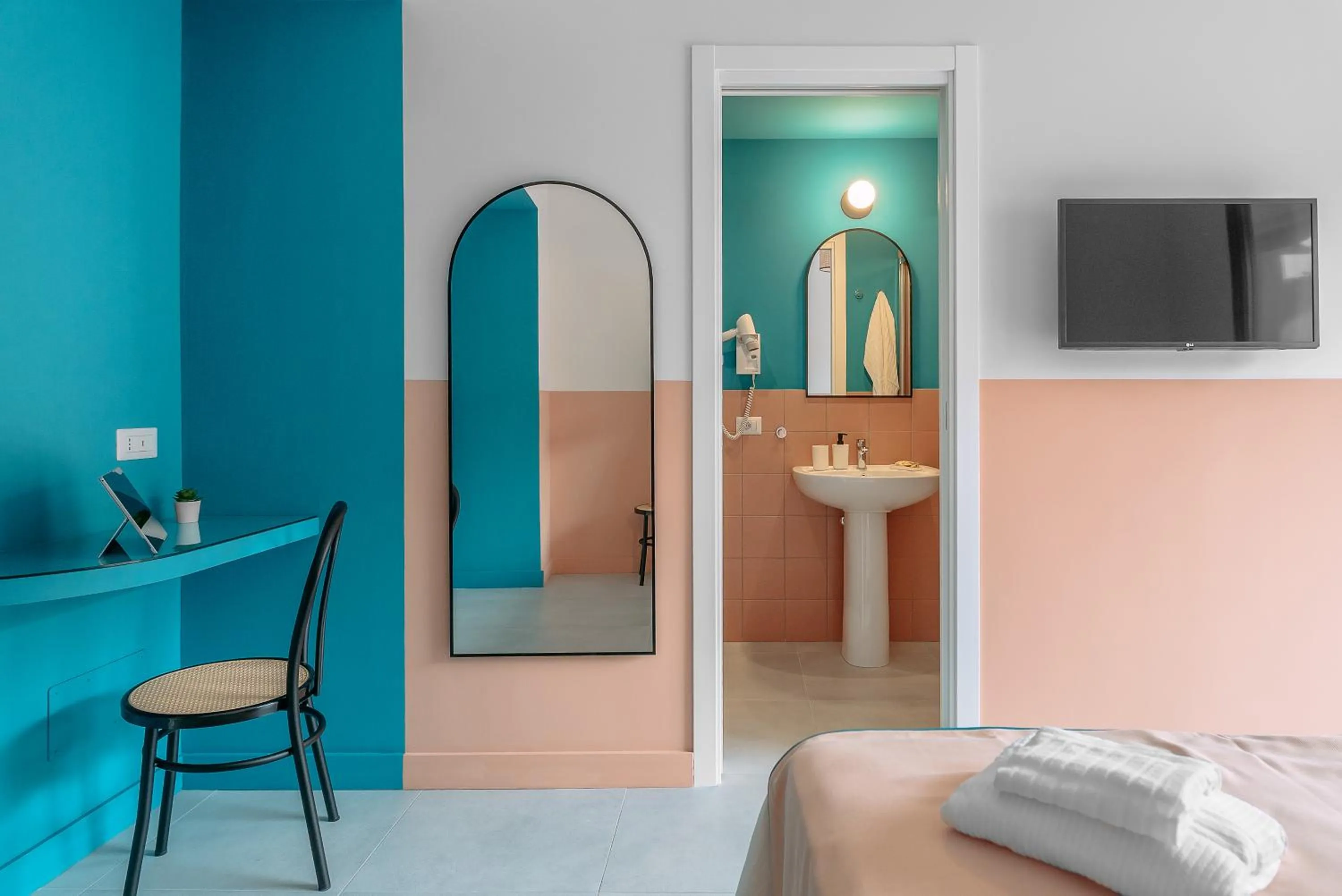 Bed in Sorrento Colors&Suites