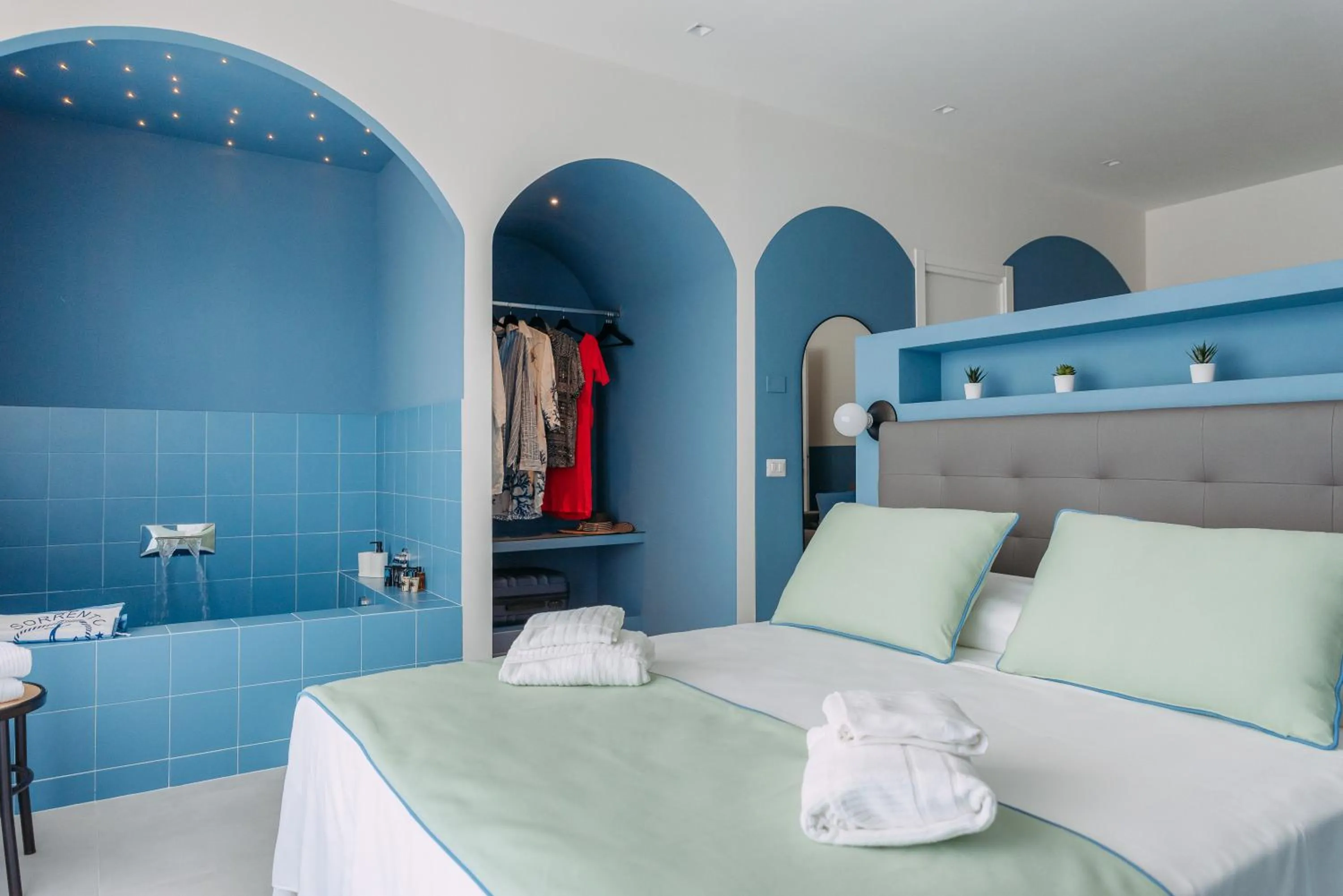 Bed in Sorrento Colors&Suites