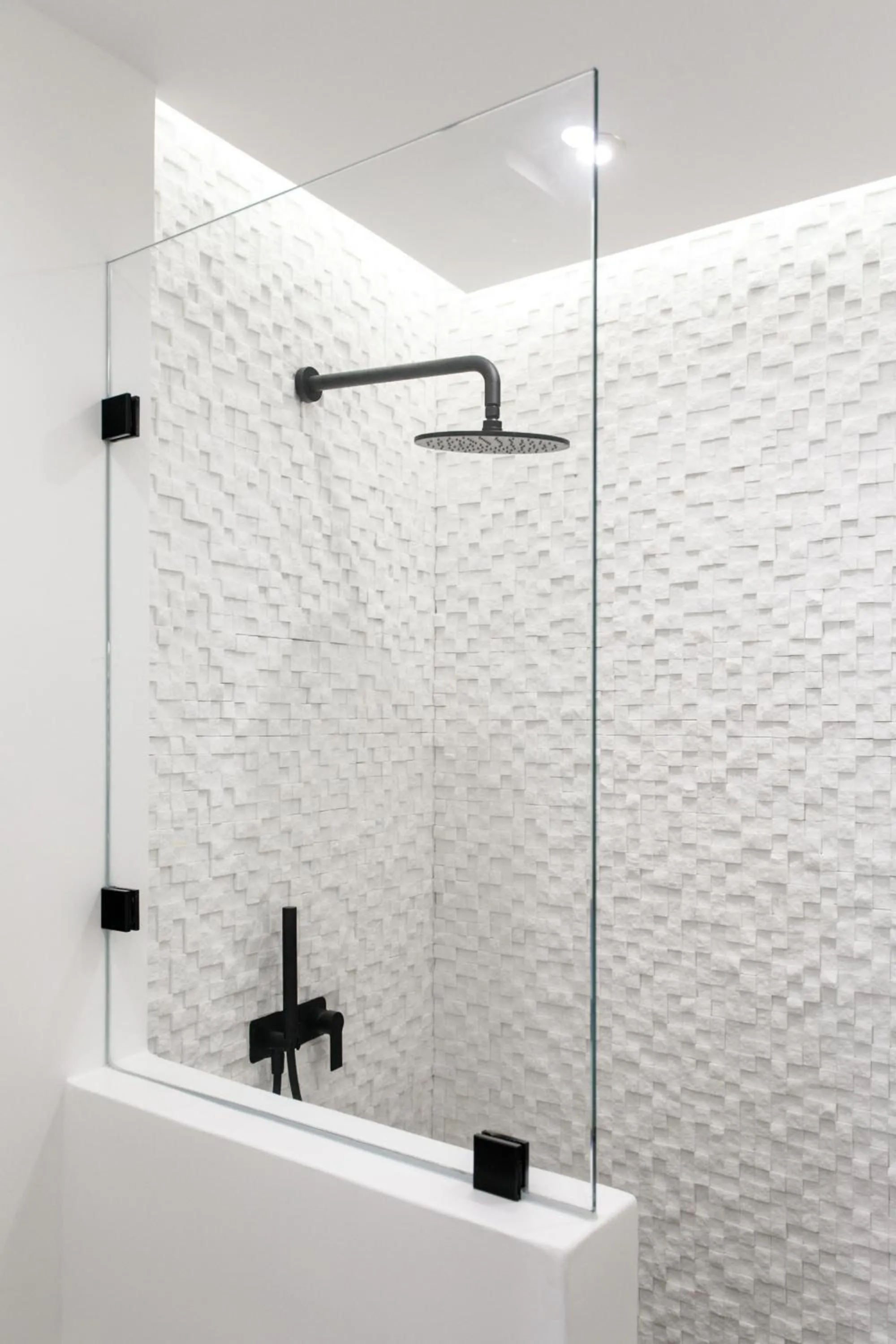 Shower in Majo Suites Hotel