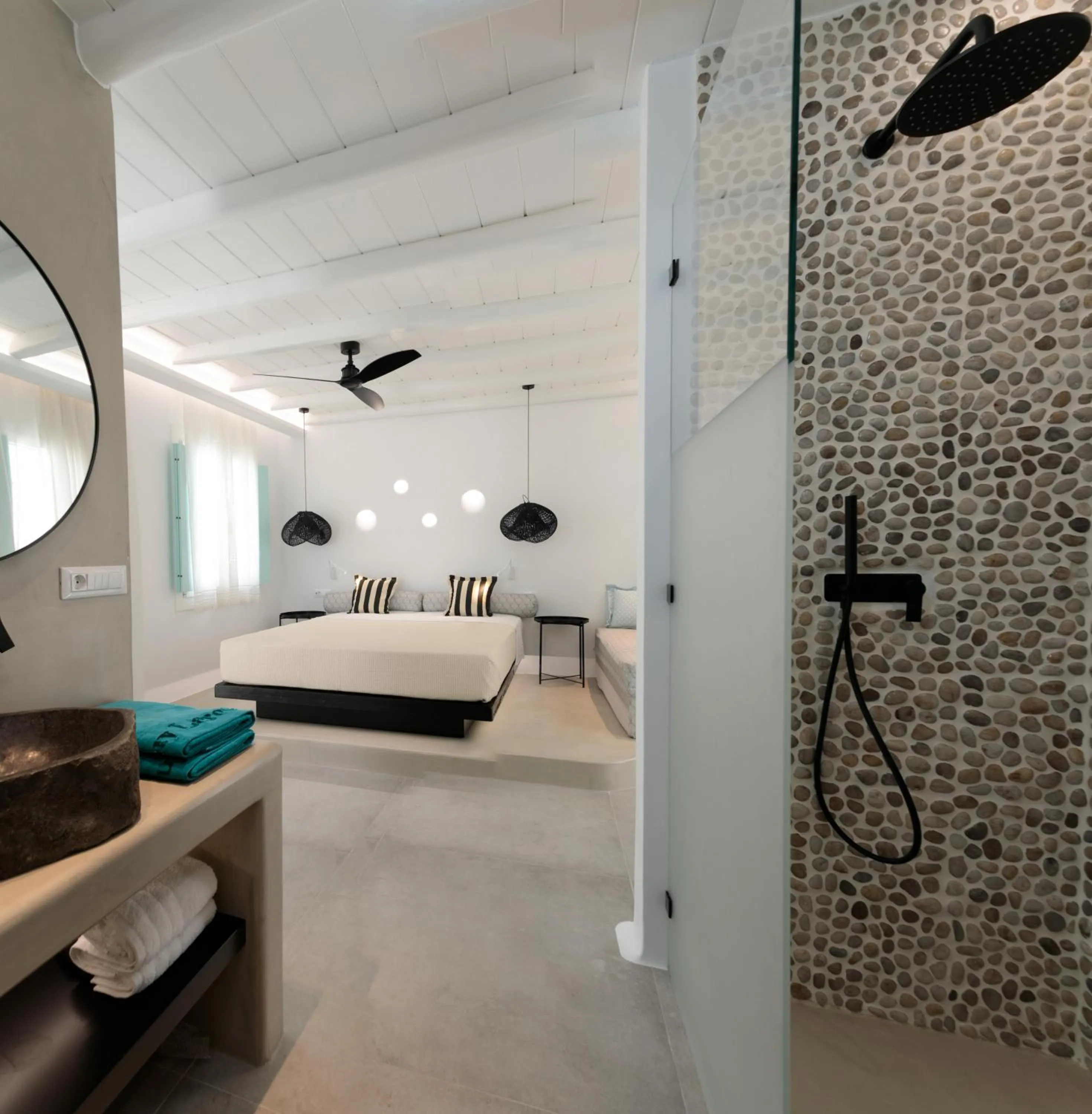 Photo of the whole room, Bed in Majo Suites Hotel