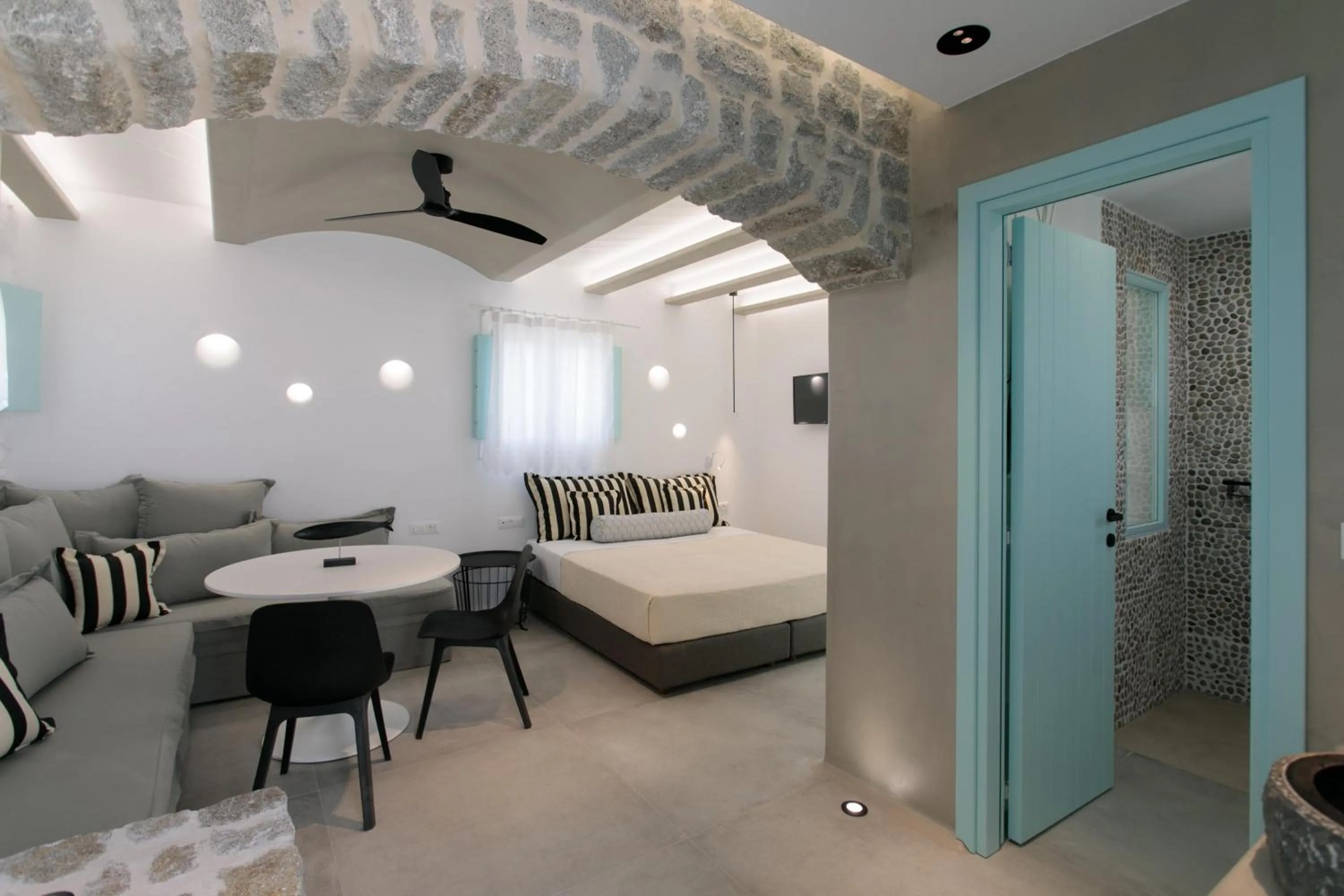 Living room, Bed in Majo Suites Hotel